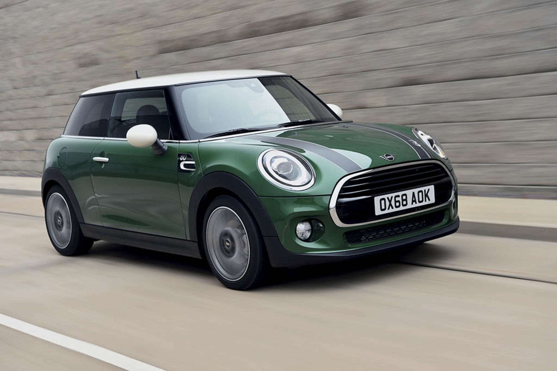 P90331365_highRes_mini-cooper-60-years_2