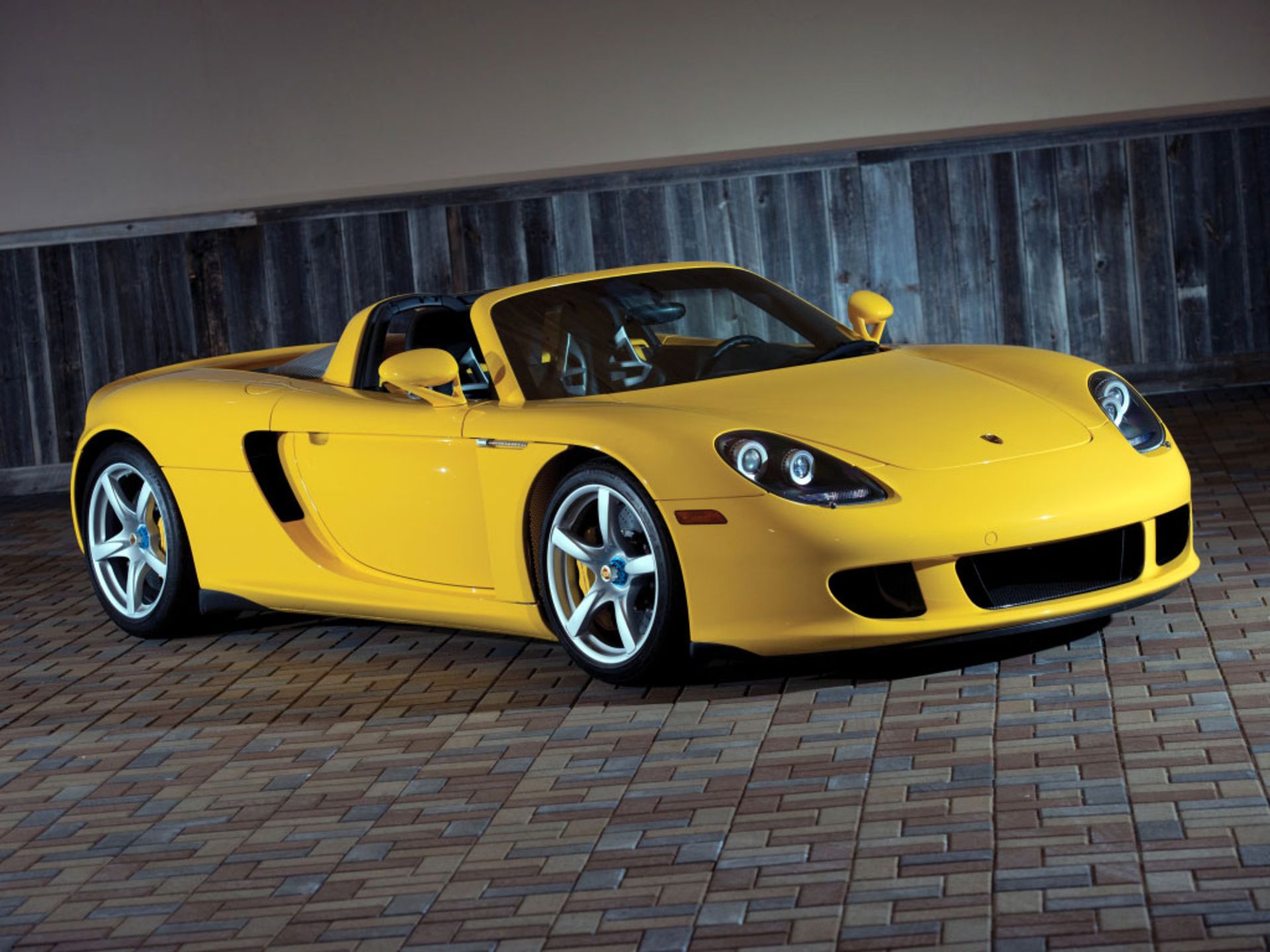 Porsche-Carrera-GT-1