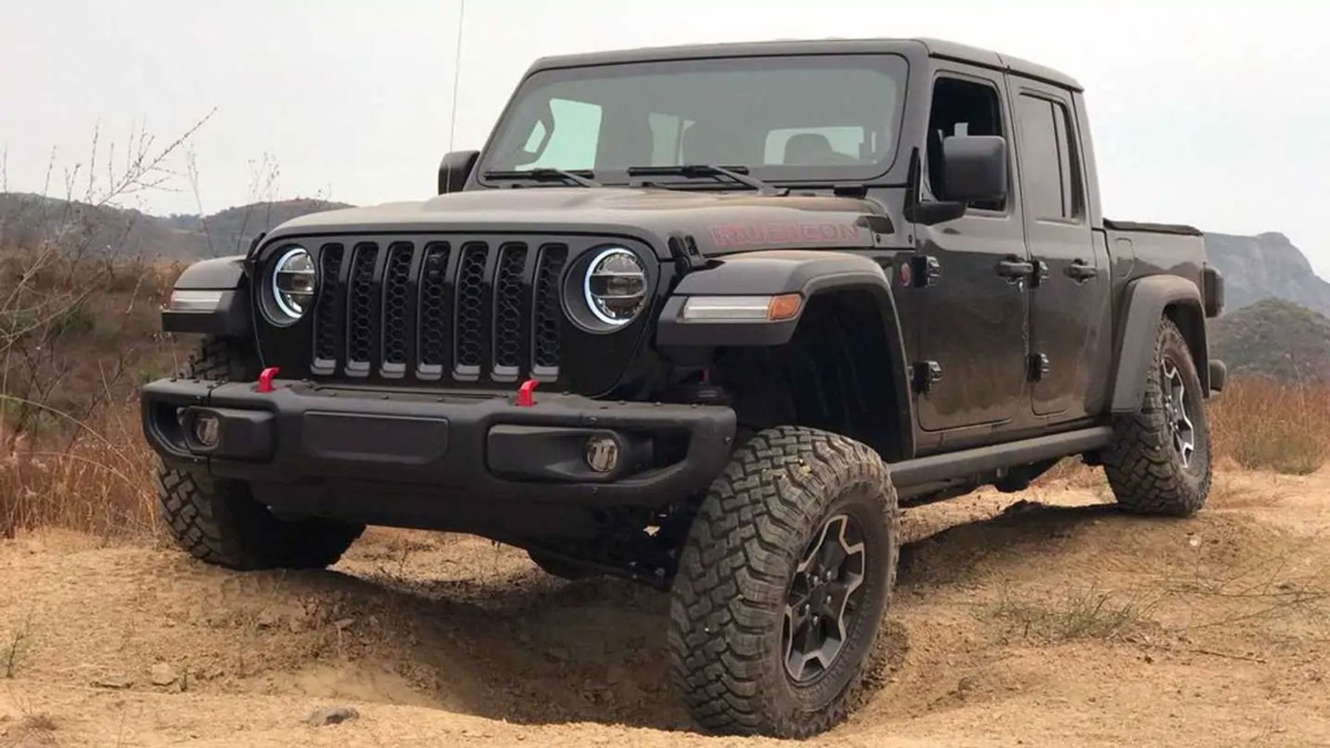 2021-jeep-gladiator-ecodiesel-exterior-front-off-road-flex