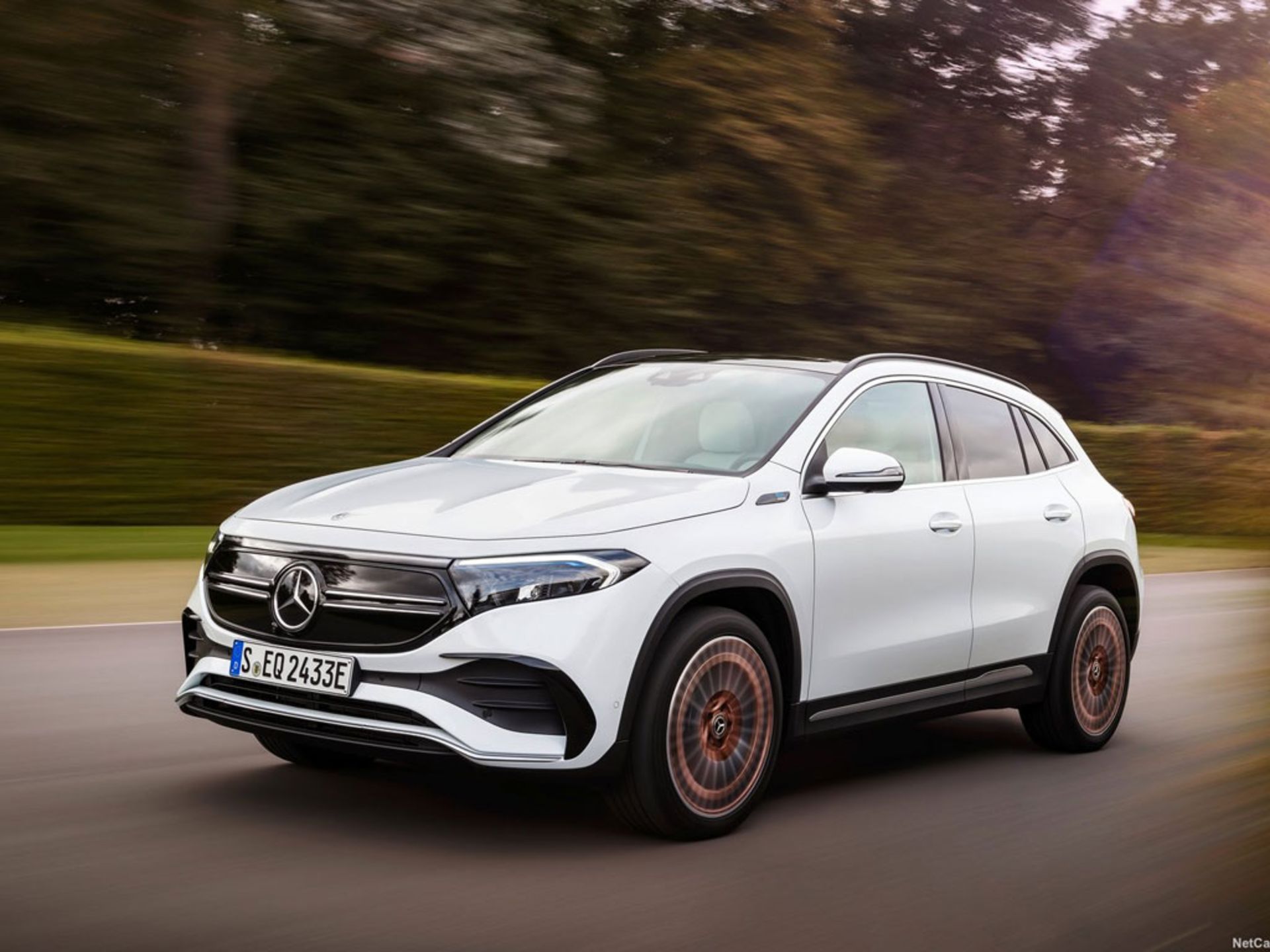 Mercedes-Benz-EQA-2022-5