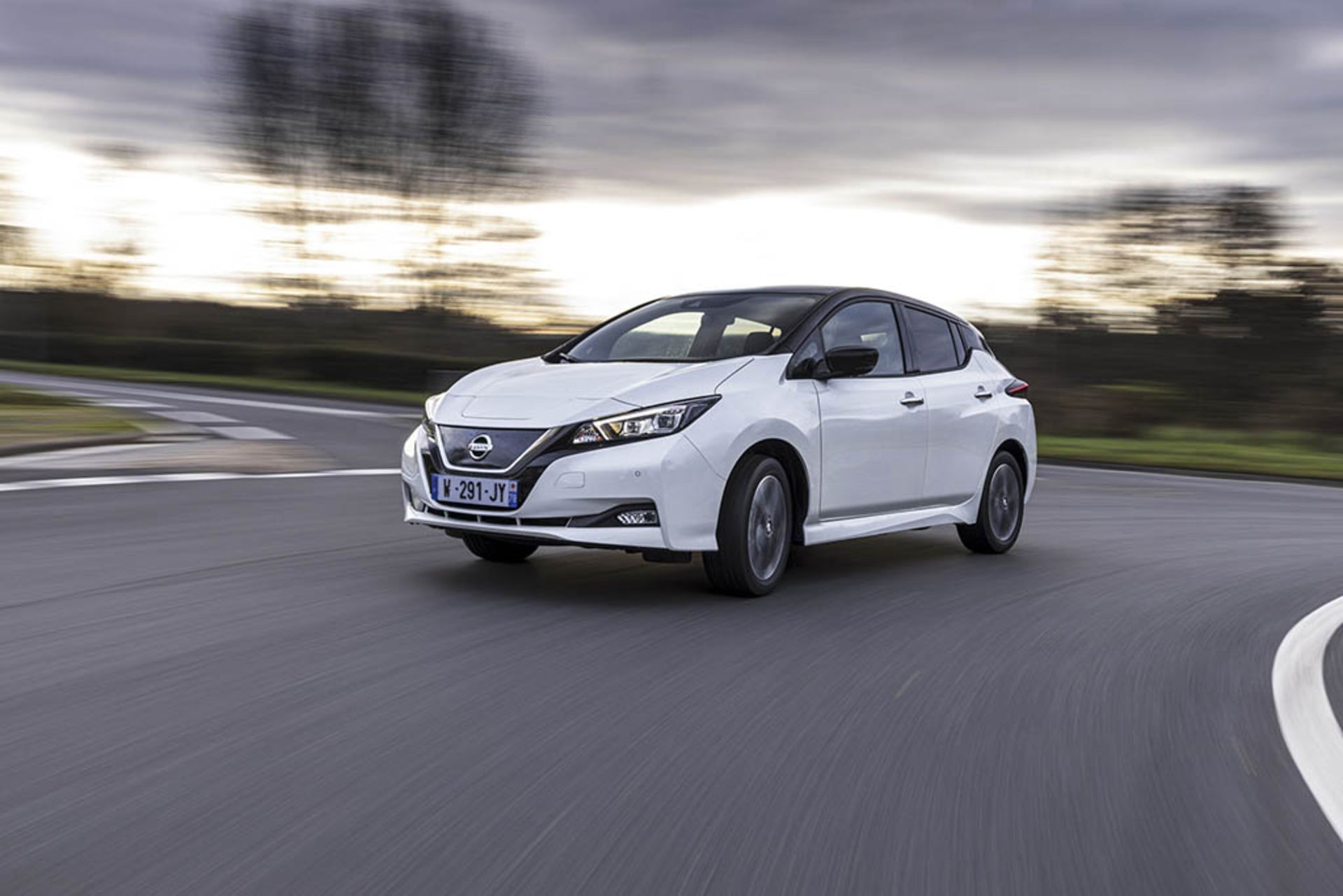 2021-Nissan-Leaf10-17