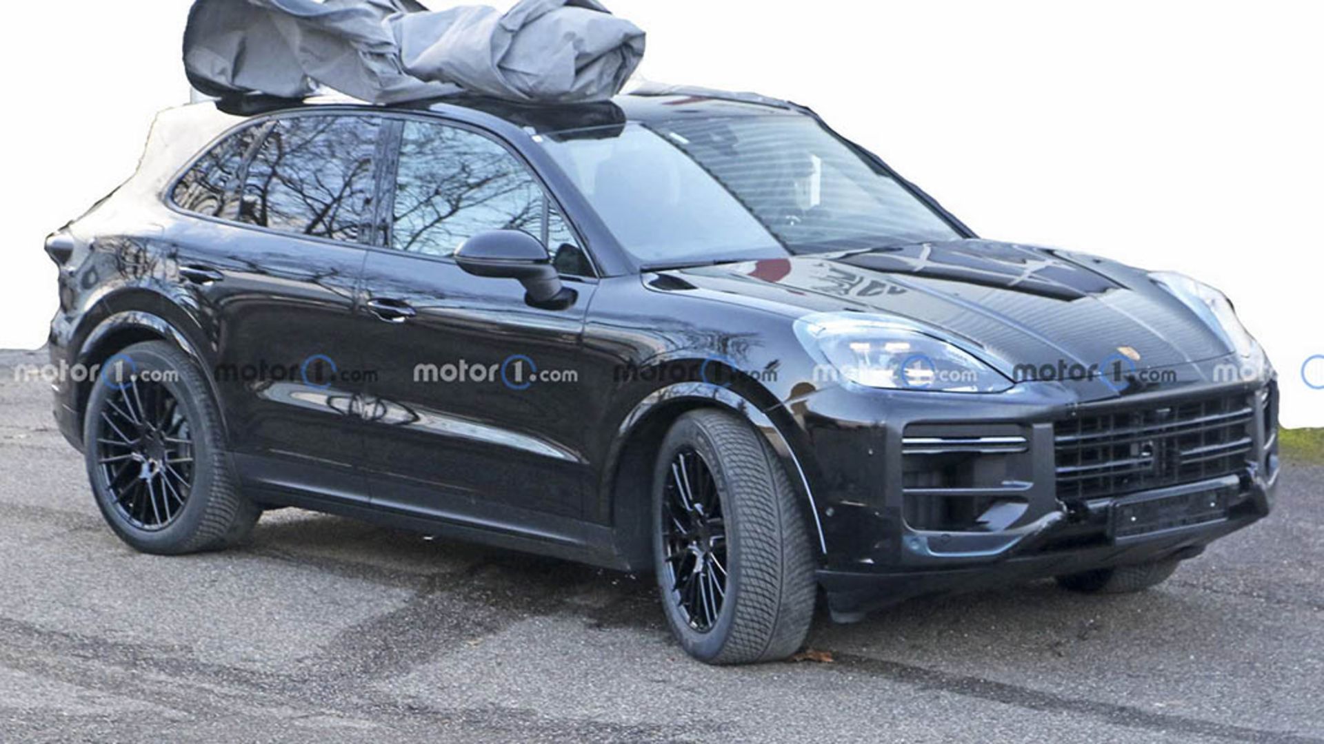 2022-porsche-cayenne-facelift-spy-photo-front-view