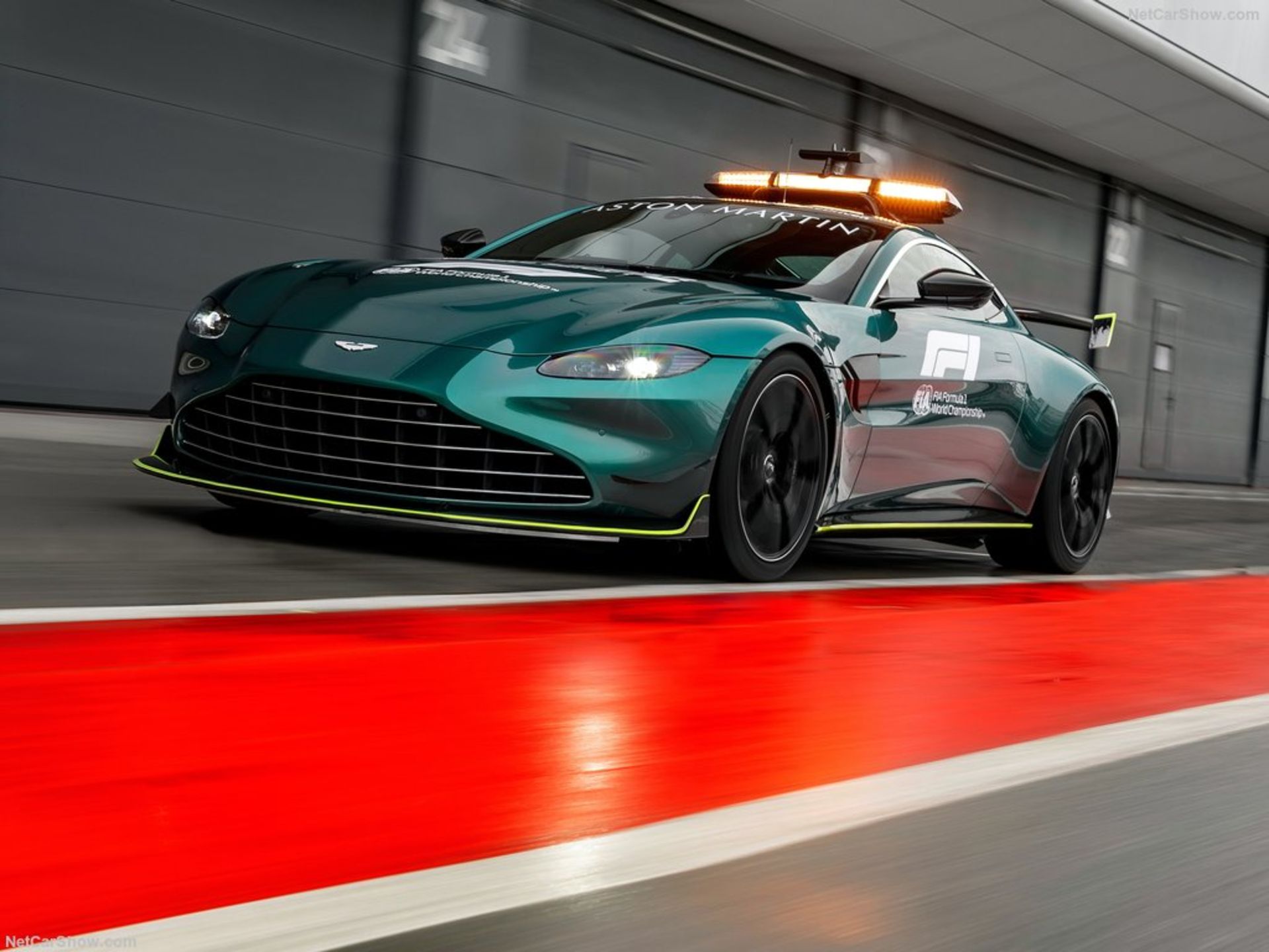 Aston_Martin-Vantage_F1_Safety_Car-2021-1024-06