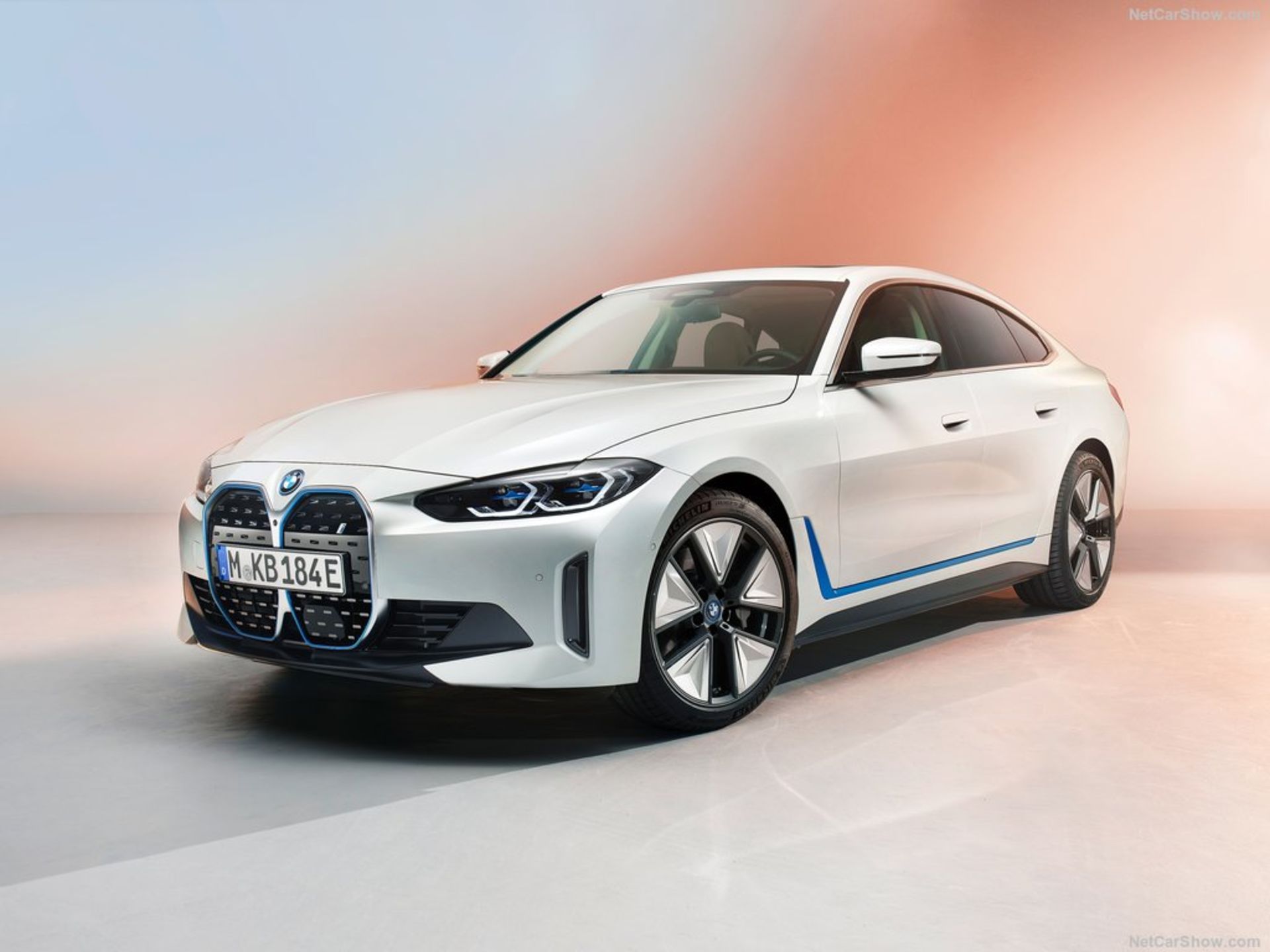 BMW-i4-2022-1024-01