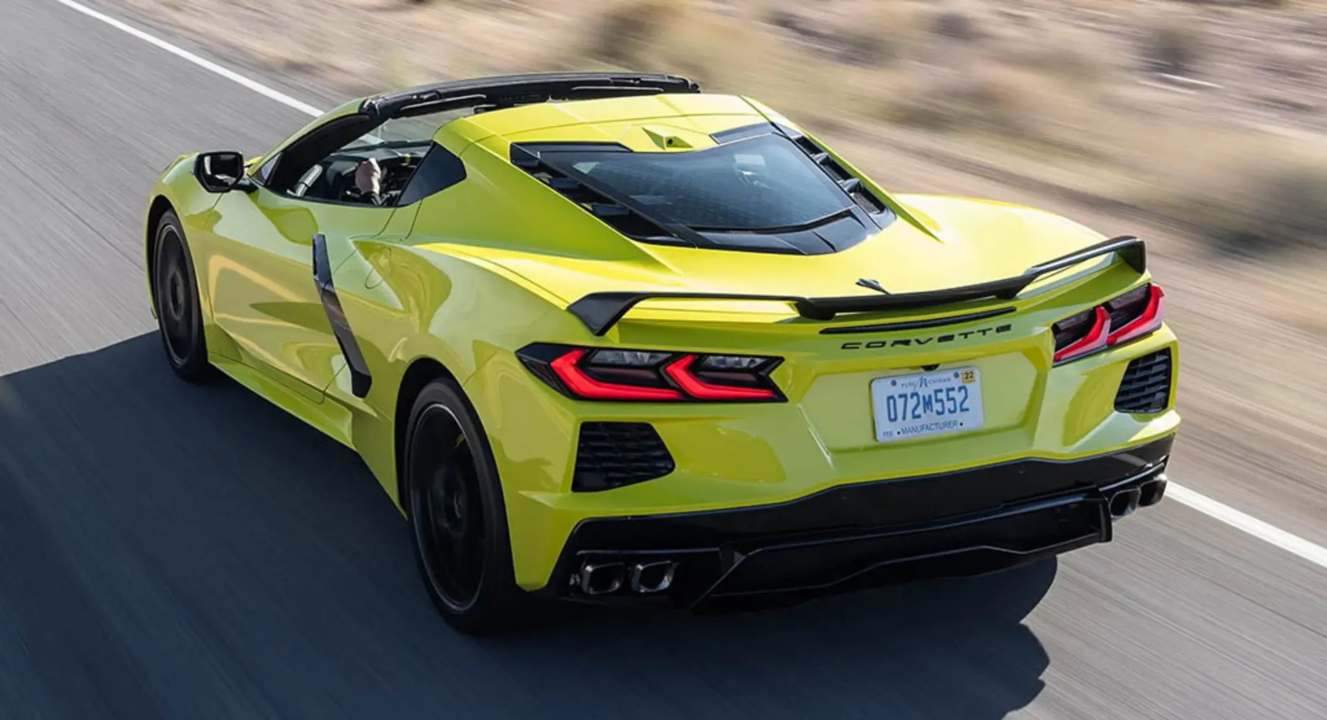 خودرو شورولت کوروت (Chevrolet Corvette) زرد رنگ در حال حرکت در جاده
