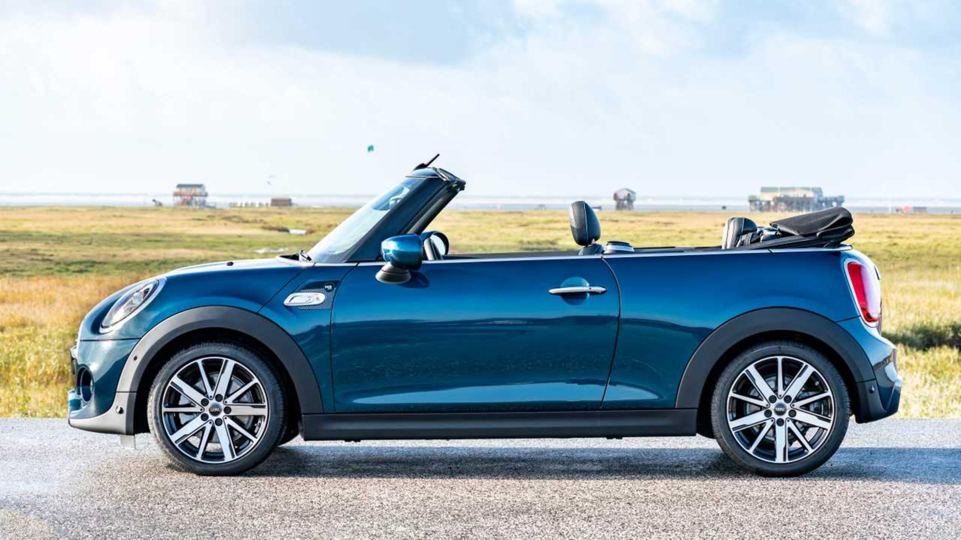 2020-mini-convertible-sidewalk
