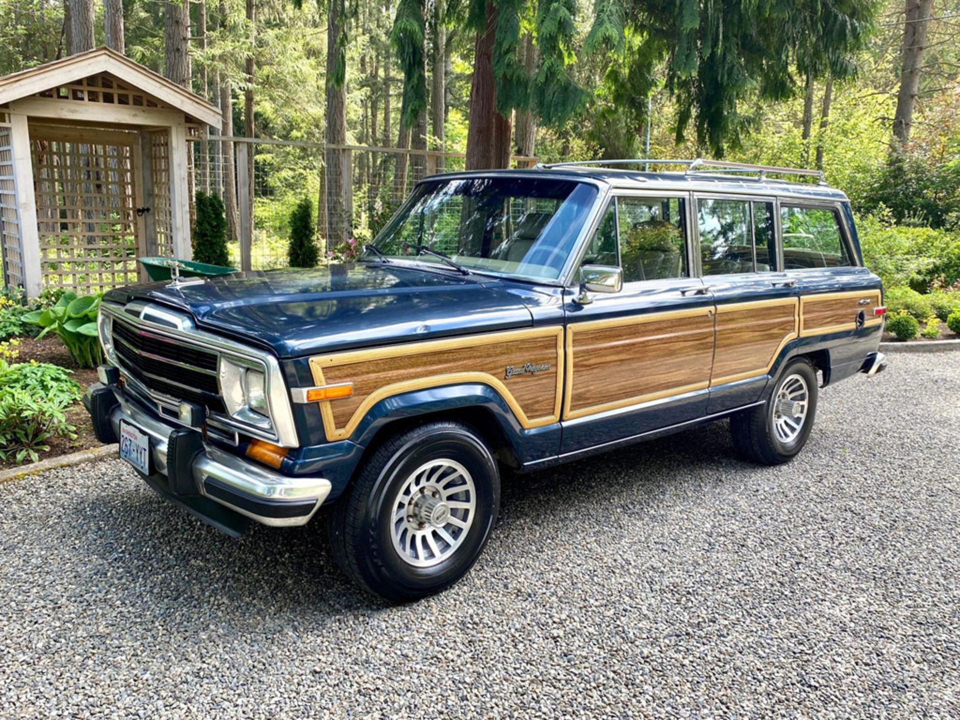 Jeep-Grand-Wagoneer-Used-2