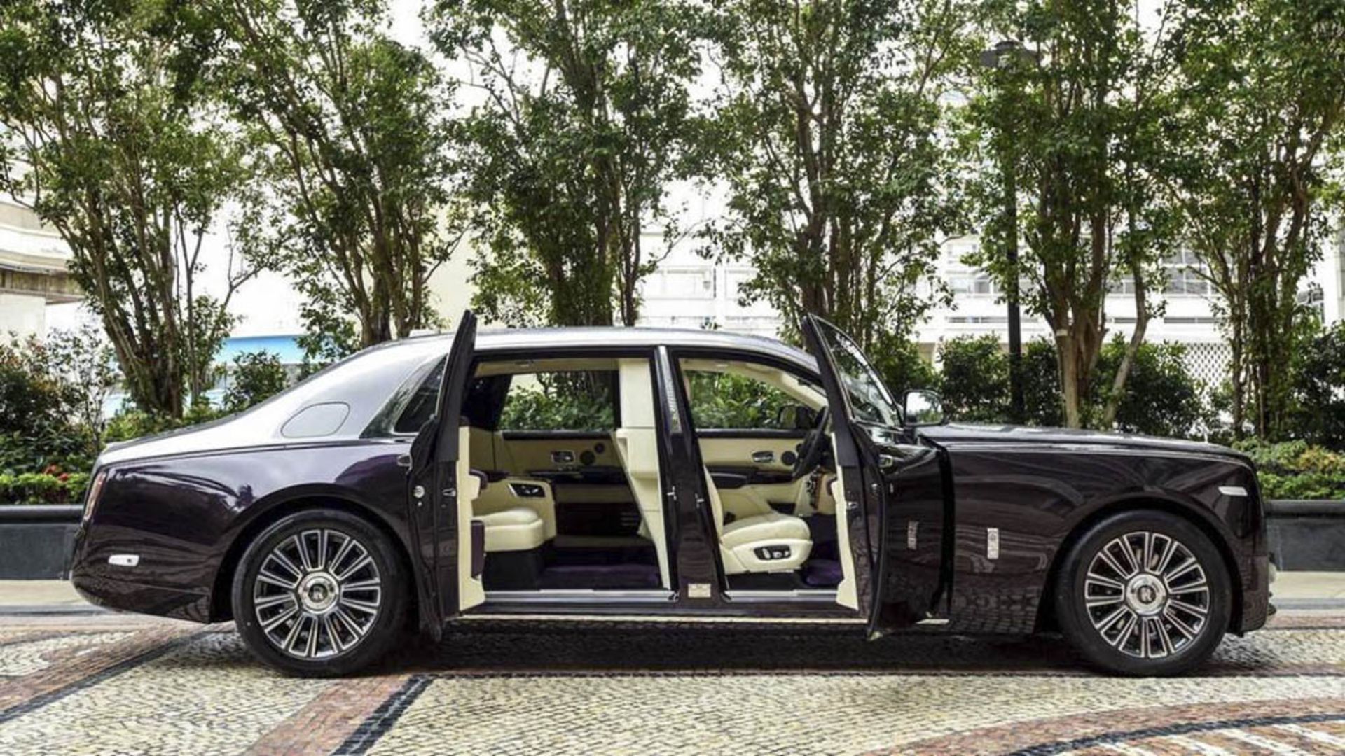 rolls-royce-phantom-with-privacy-suite