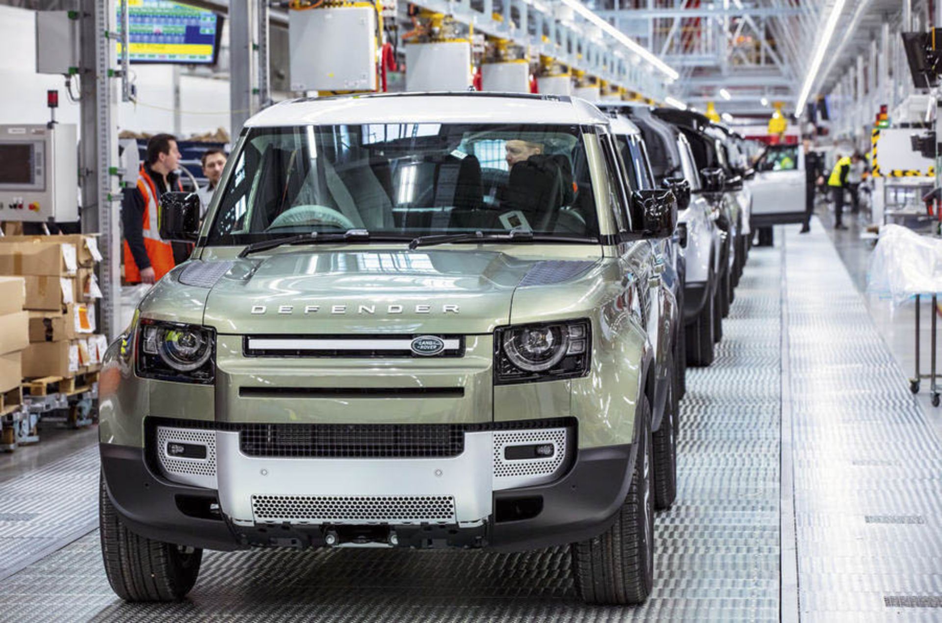 20_land_rover_defender_2020_defenders_lined_up
