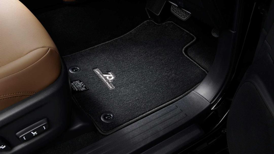 toyota-land-cruiser-prado-70th-anniversary-limited-edition-floor-mats