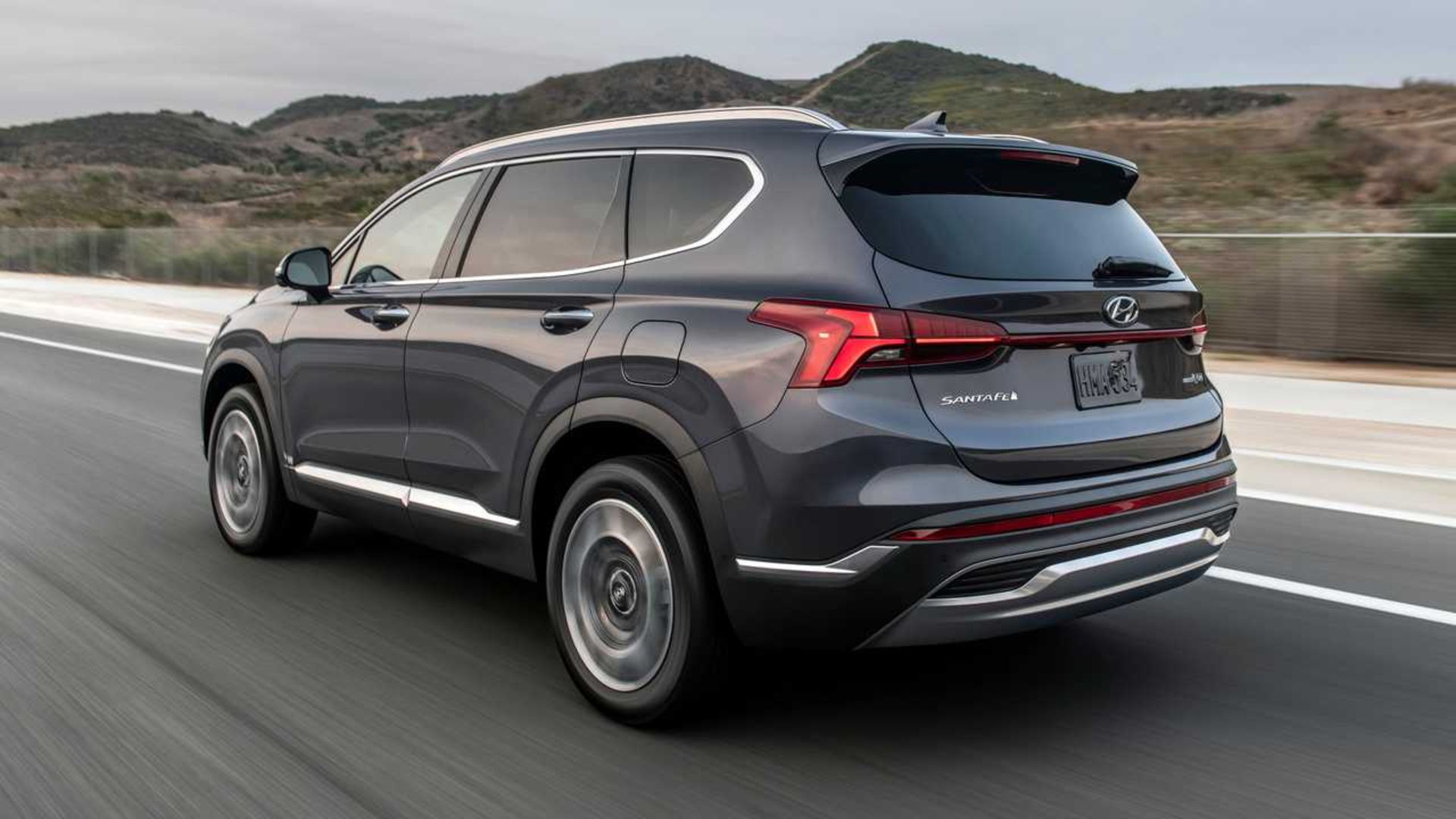 2021-hyundai-santa-fe-exterior-rear-quarter