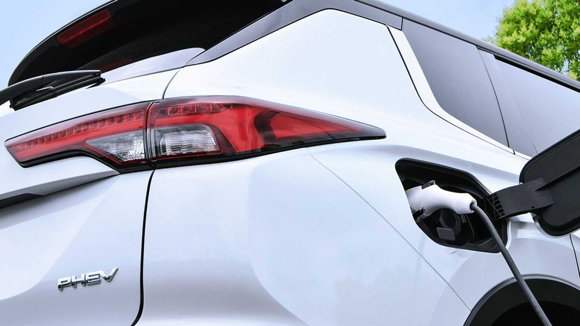 2023-mitsubishi-outlander-plug-in-hybrid-teaser 1