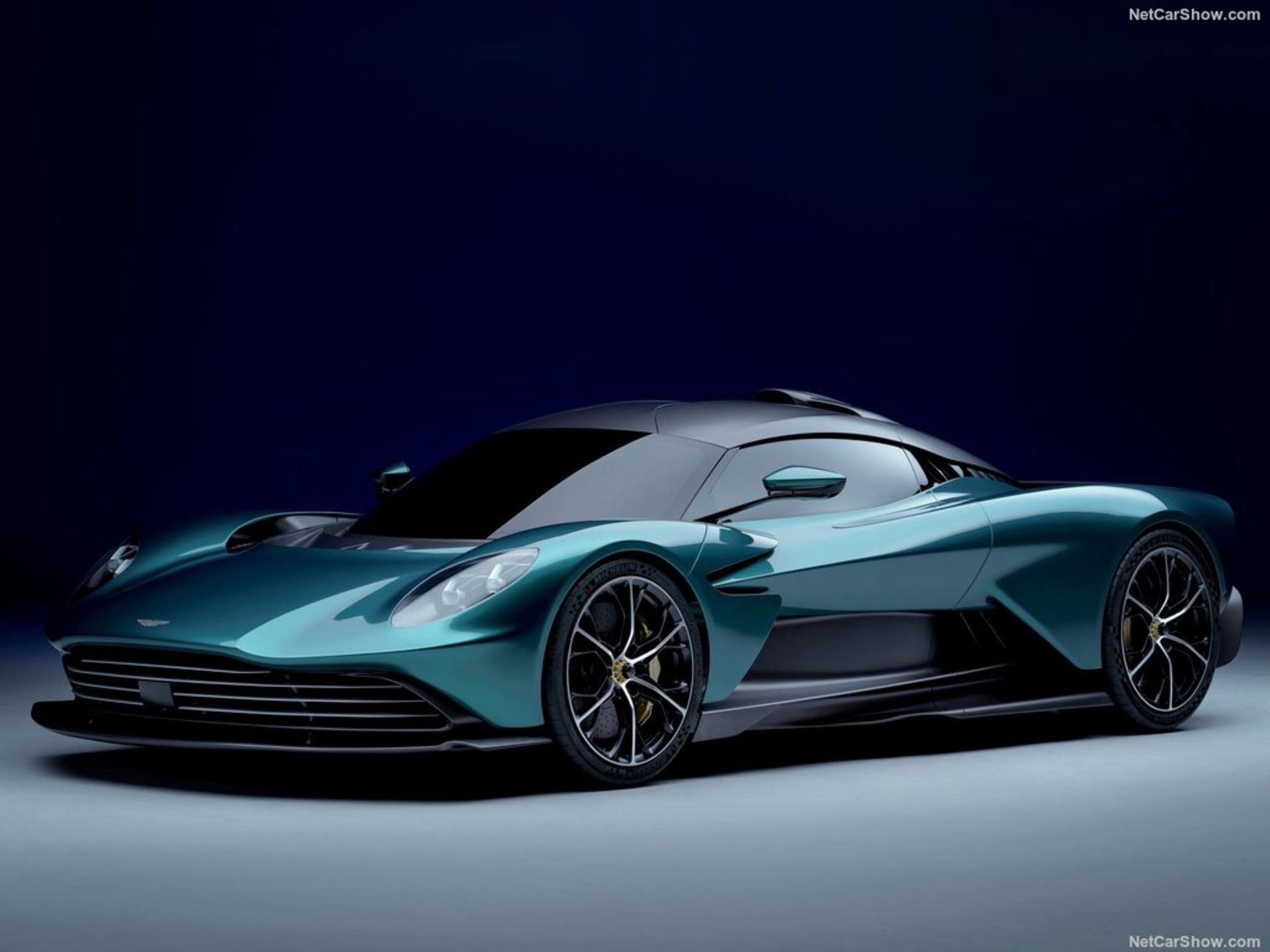 Aston_Martin-Valhalla-2022-1024-01