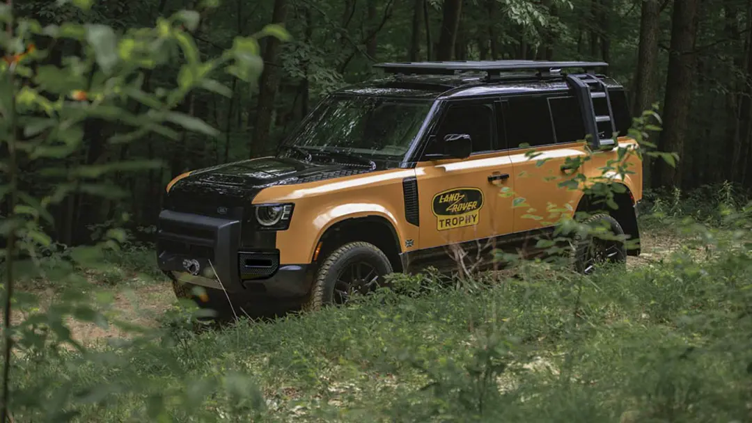 land-rover-defender-trophy-edition-side-in-grass