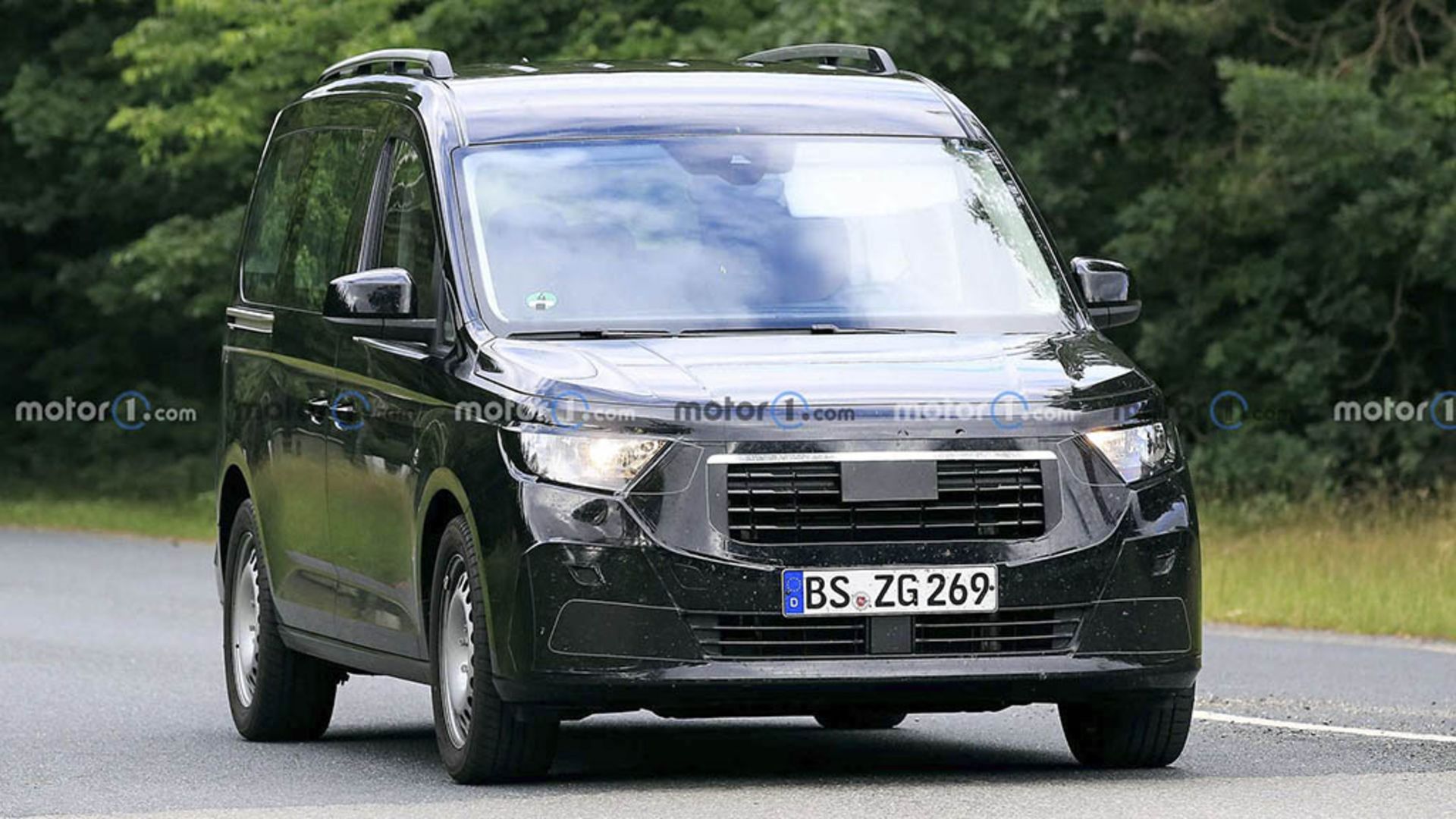 new-ford-tourneo-connect-first-spy-photo-front-three-quarters