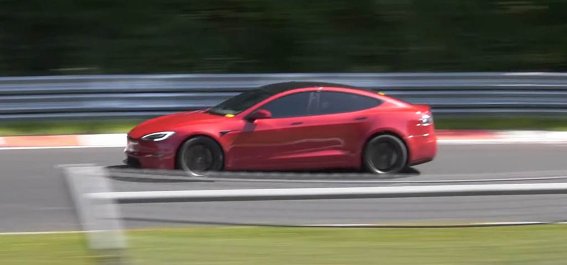 Tesla-Model-S-Plaid-nurburing