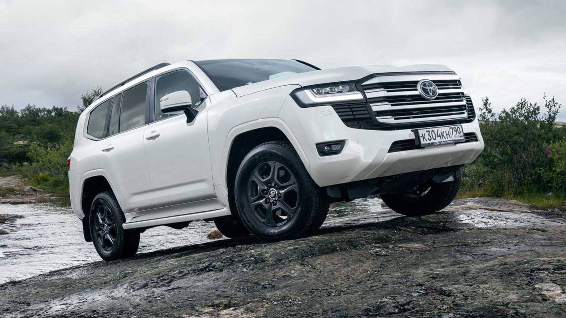 Toyota-Land-cruiser-300-13