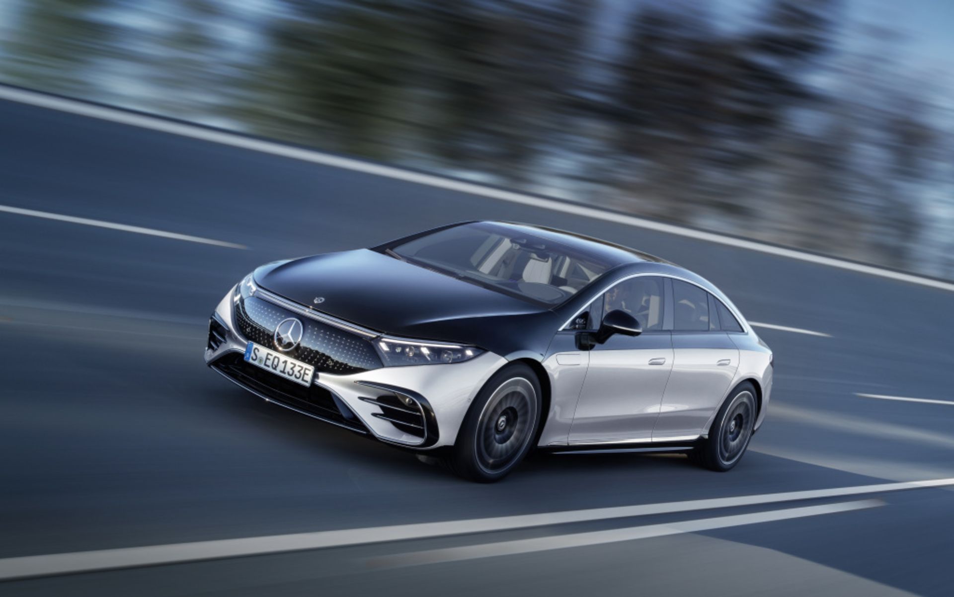 Mercedes-EQ, EQS 580 4MATIC, Exterieur, Farbe: hightechsilber/obsidianschwarz, AMG-Line, Edition 1;( Stromverbrauch kombiniert: 20,0-16,9 kWh/100 km; CO2-Emissionen kombiniert: 0 g/km);Stromverbrauch kombiniert: 20,0-16,9 kWh/100 km; CO2-Emissionen kombiniert: 0 g/km*

Mercedes-EQ, EQS 580 4MATIC, Exterior, colour: high-tech silver/obsidian black, AMG-Line, Edition 1; (combined electrical consumption: 20.0-16.9 kWh/100 km; combined CO2 emissions: 0 g/km);Combined electrical consumption: 20.0-16.9 kWh/100 km; combined CO2 emissions: 0 g/km