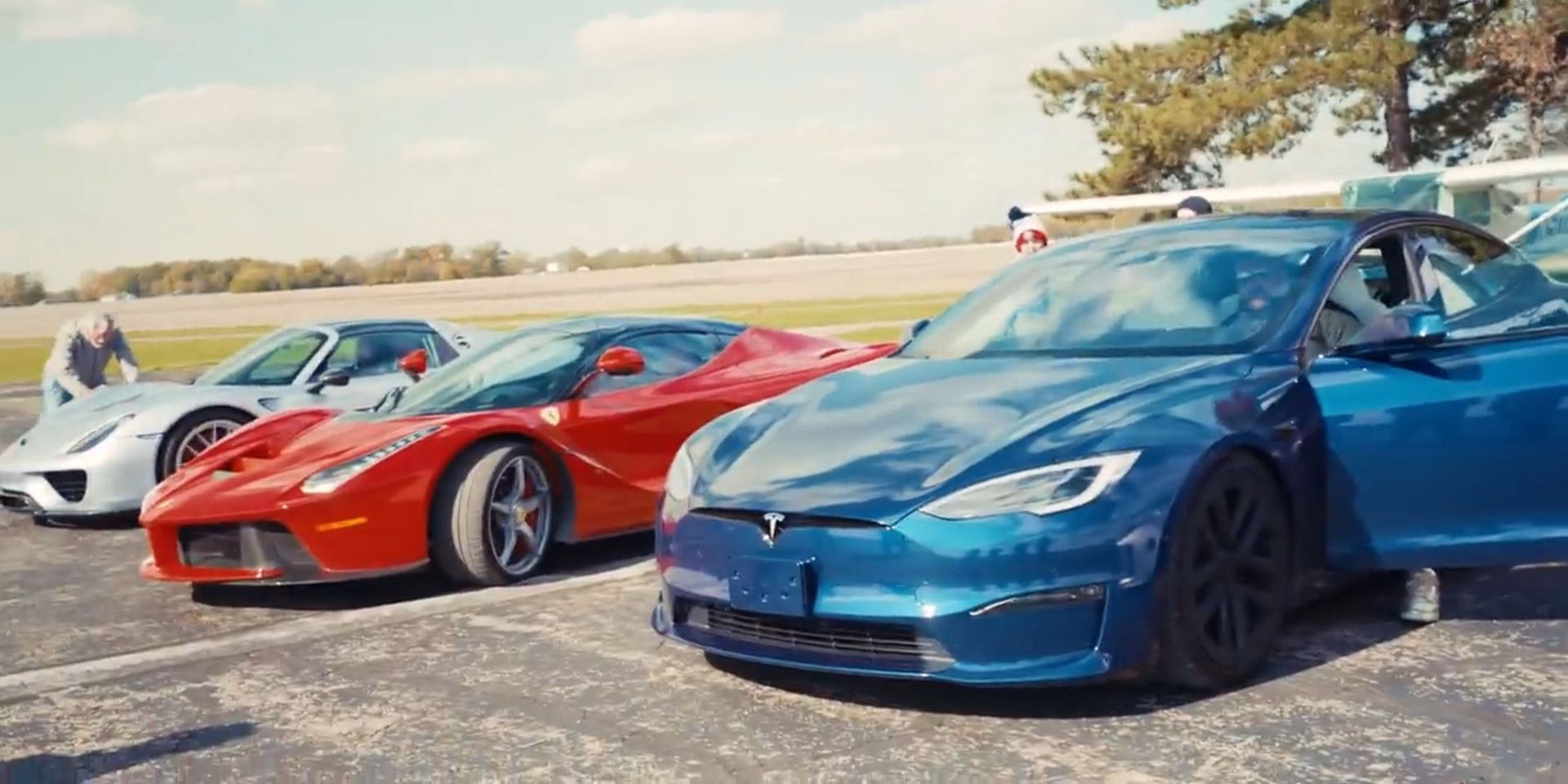 PORSCHE 918 V.S. TESLA PLAID-5