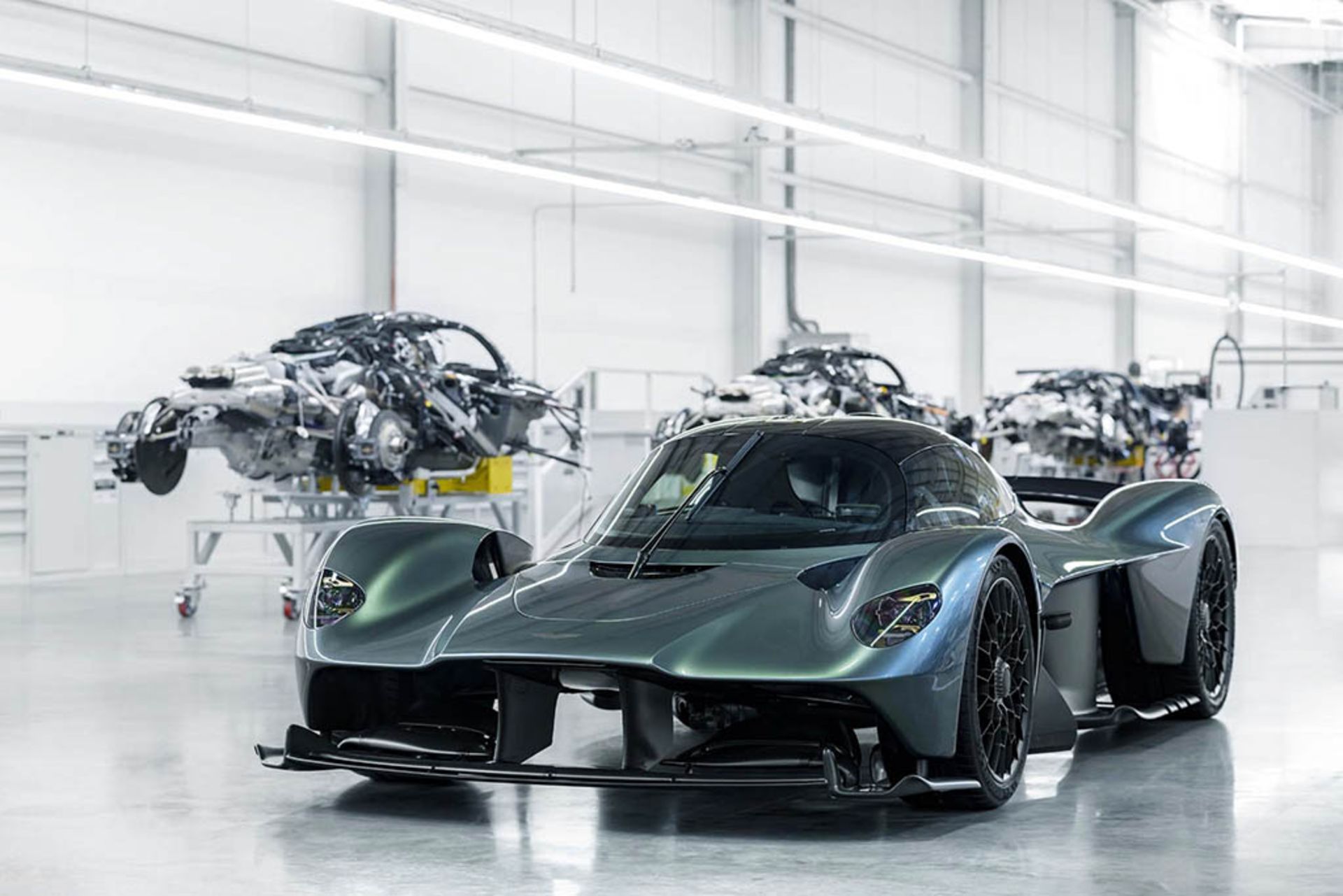 aston-martin-valkyrie-production-in-gaydon-u-k_1