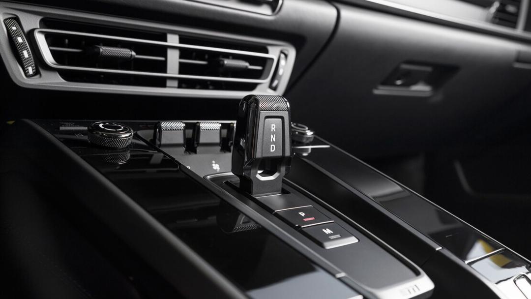 2020-Porsche-911-Carrera-S-shifter
