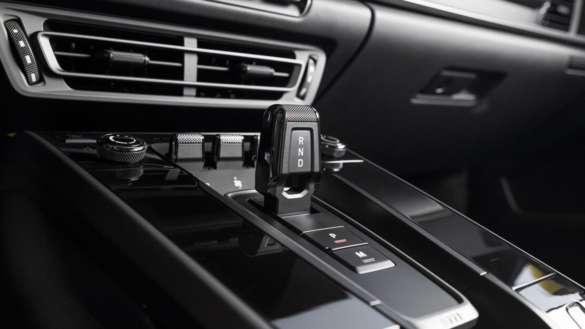 2020-Porsche-911-Carrera-S-shifter