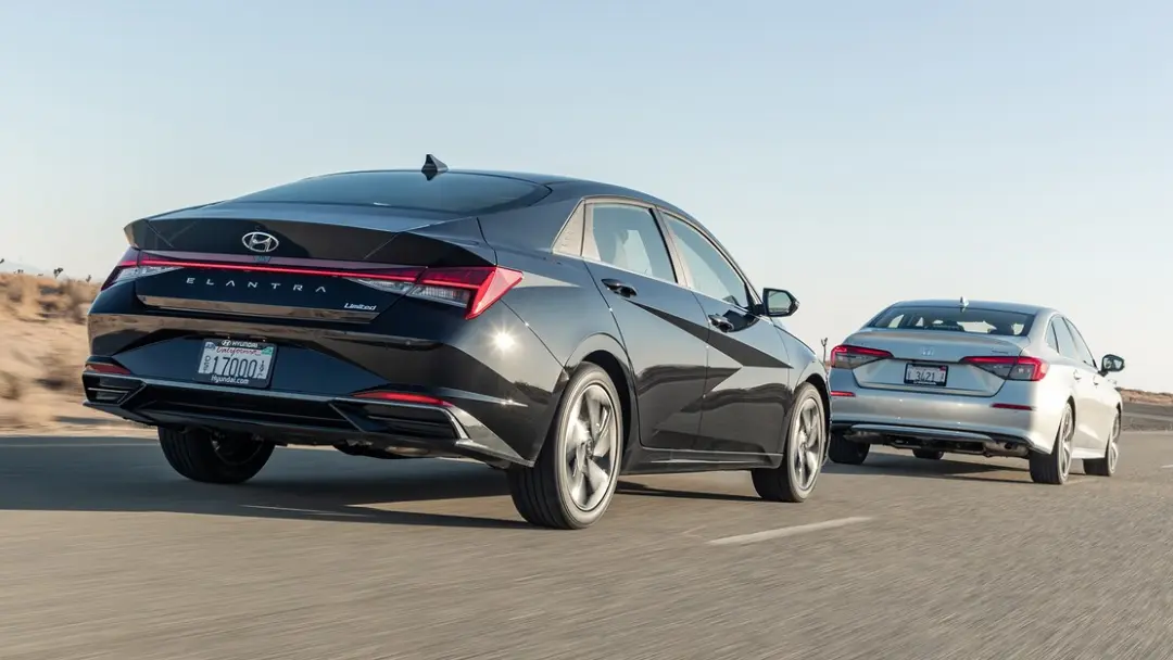 2022-Honda-Civic-Touring-vs-2021-Hyundai-Elantra-Limited-10