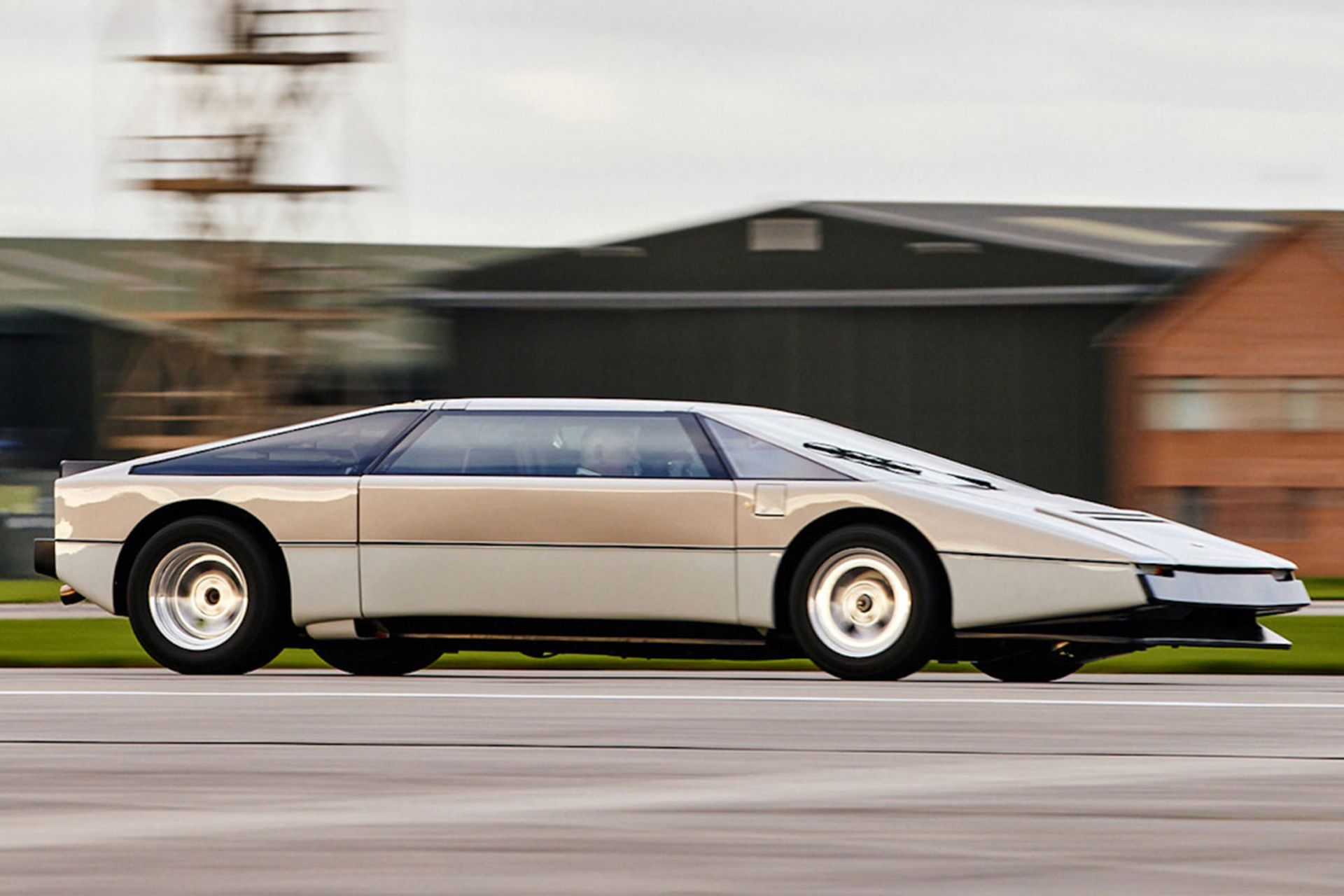 Aston-Martin-Bulldog-1