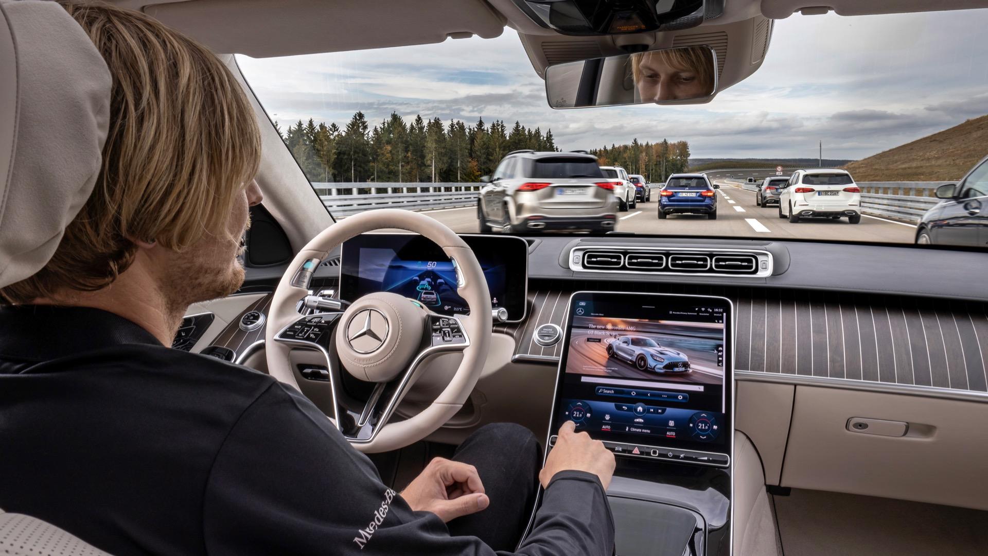 Während der hochautomatisierten Fahrt, ermöglicht DRIVE PILOT dem Fahrer sich vom Verkehrsgeschehen ab- und bestimmten Nebentätigkeiten zu zuwenden. Zum Beispiel mit den Kollegen via In-Car-Office zu kommunizieren, Mails zu schreiben, im Internet zu surfen oder entspannt einen Film anzuschauen. 

During the conditionally automated journey, DRIVE PILOT enables the driver to move away from the traffic situation and to turn to certain secondary activities. For example, communicating with colleagues via in-car office, writing e-mails, surfing the Internet or watching a movie in a relaxed way.