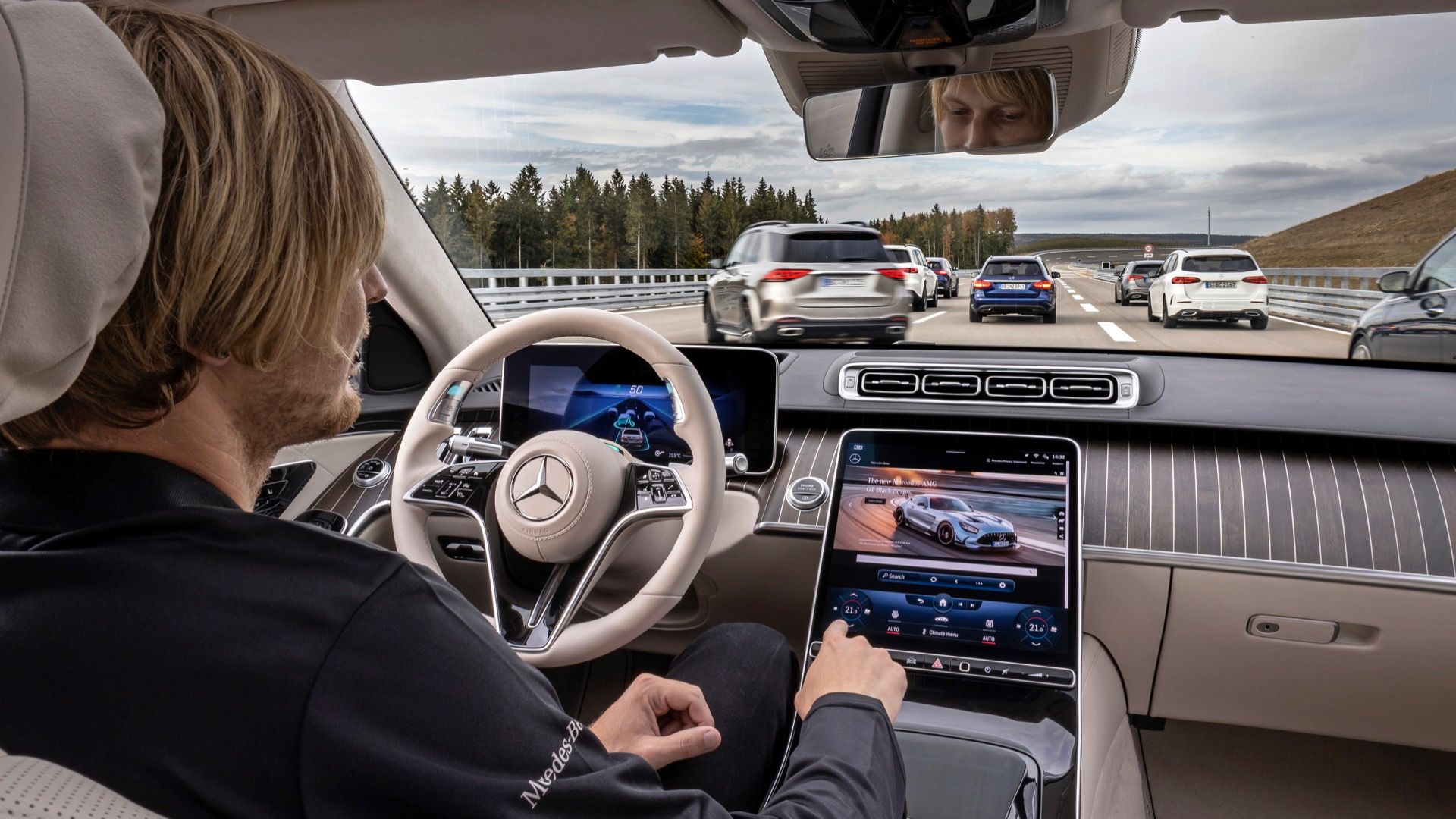 Während der hochautomatisierten Fahrt, ermöglicht DRIVE PILOT dem Fahrer sich vom Verkehrsgeschehen ab- und bestimmten Nebentätigkeiten zu zuwenden. Zum Beispiel mit den Kollegen via In-Car-Office zu kommunizieren, Mails zu schreiben, im Internet zu surfen oder entspannt einen Film anzuschauen. 

During the conditionally automated journey, DRIVE PILOT enables the driver to move away from the traffic situation and to turn to certain secondary activities. For example, communicating with colleagues via in-car office, writing e-mails, surfing the Internet or watching a movie in a relaxed way.