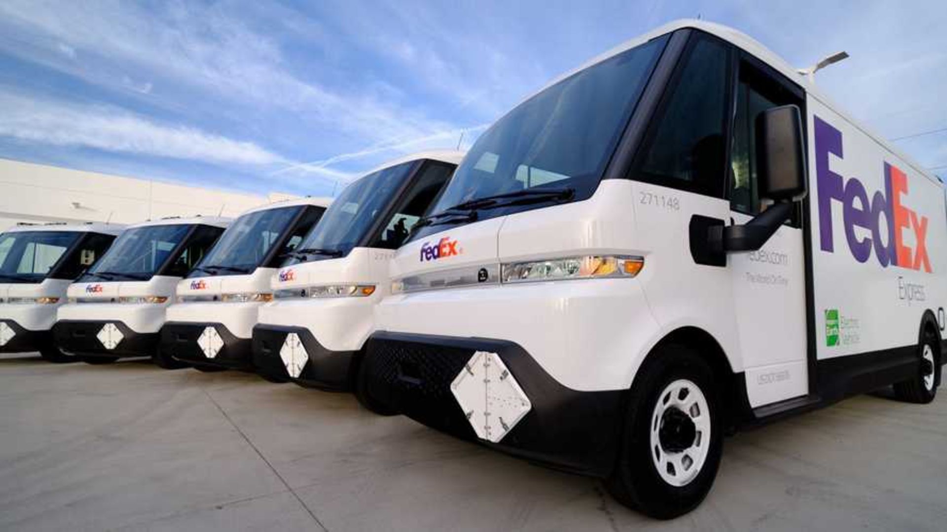 the-first-brightdrop-ev600-electric-vans-delivered-to-fedex