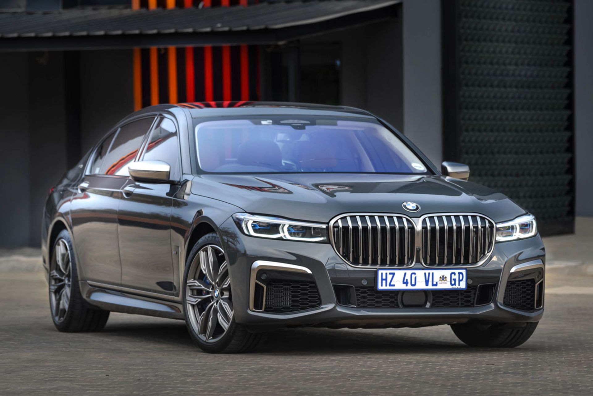 BMW-M760i-1