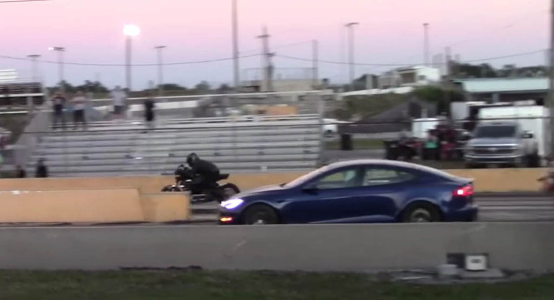 Tesla-Model-S-Plaid-VS-Livewire-1