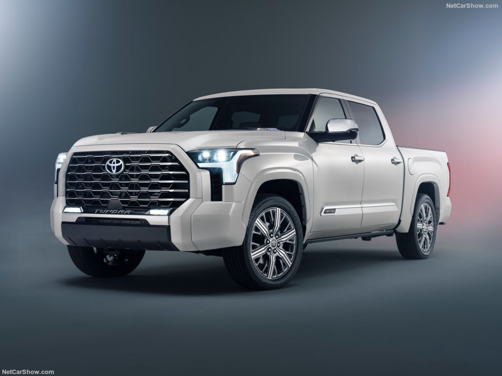 Toyota-Tundra_Capstone-2022-1024-01