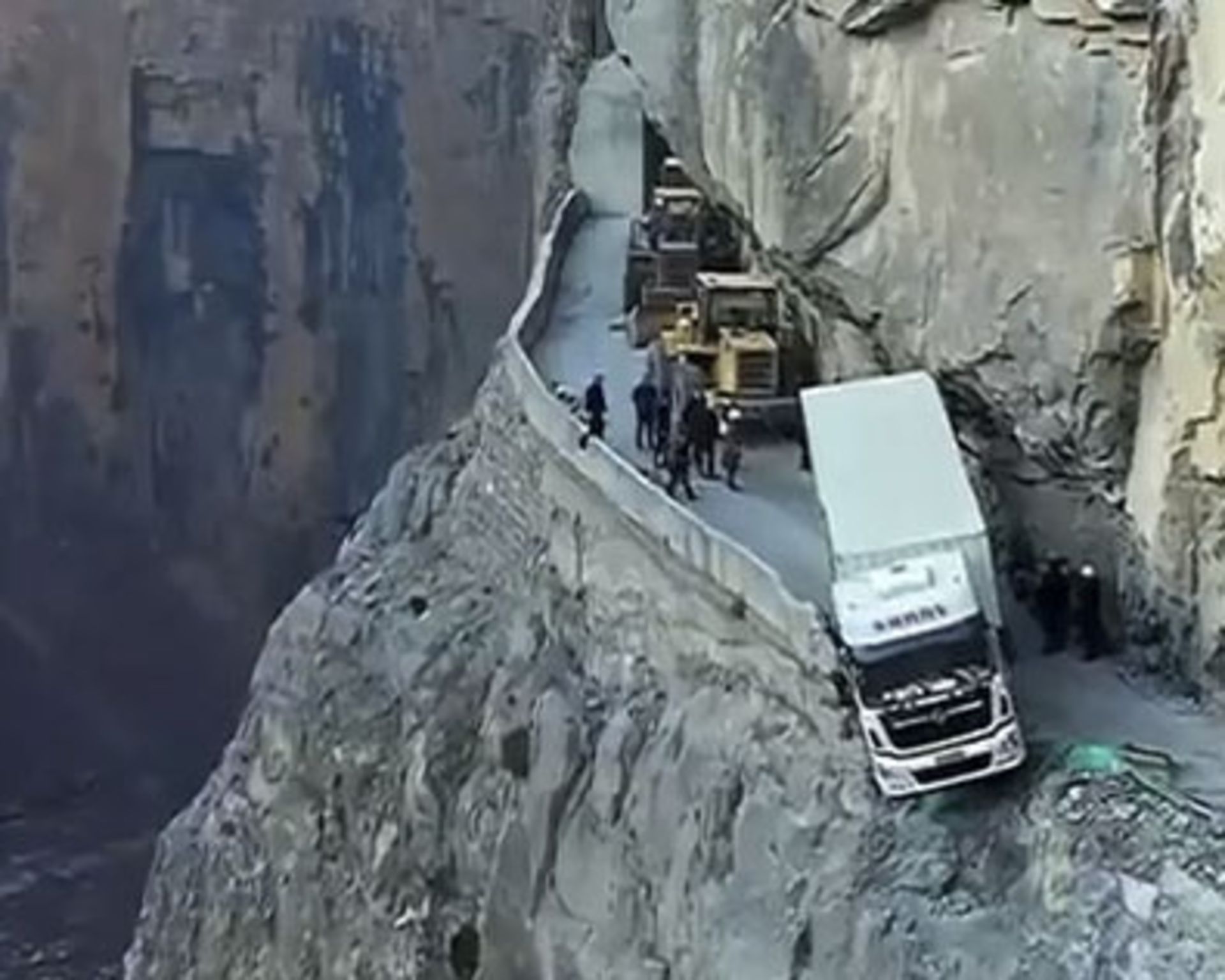 Truck-hangs-off-cliff-edge-1