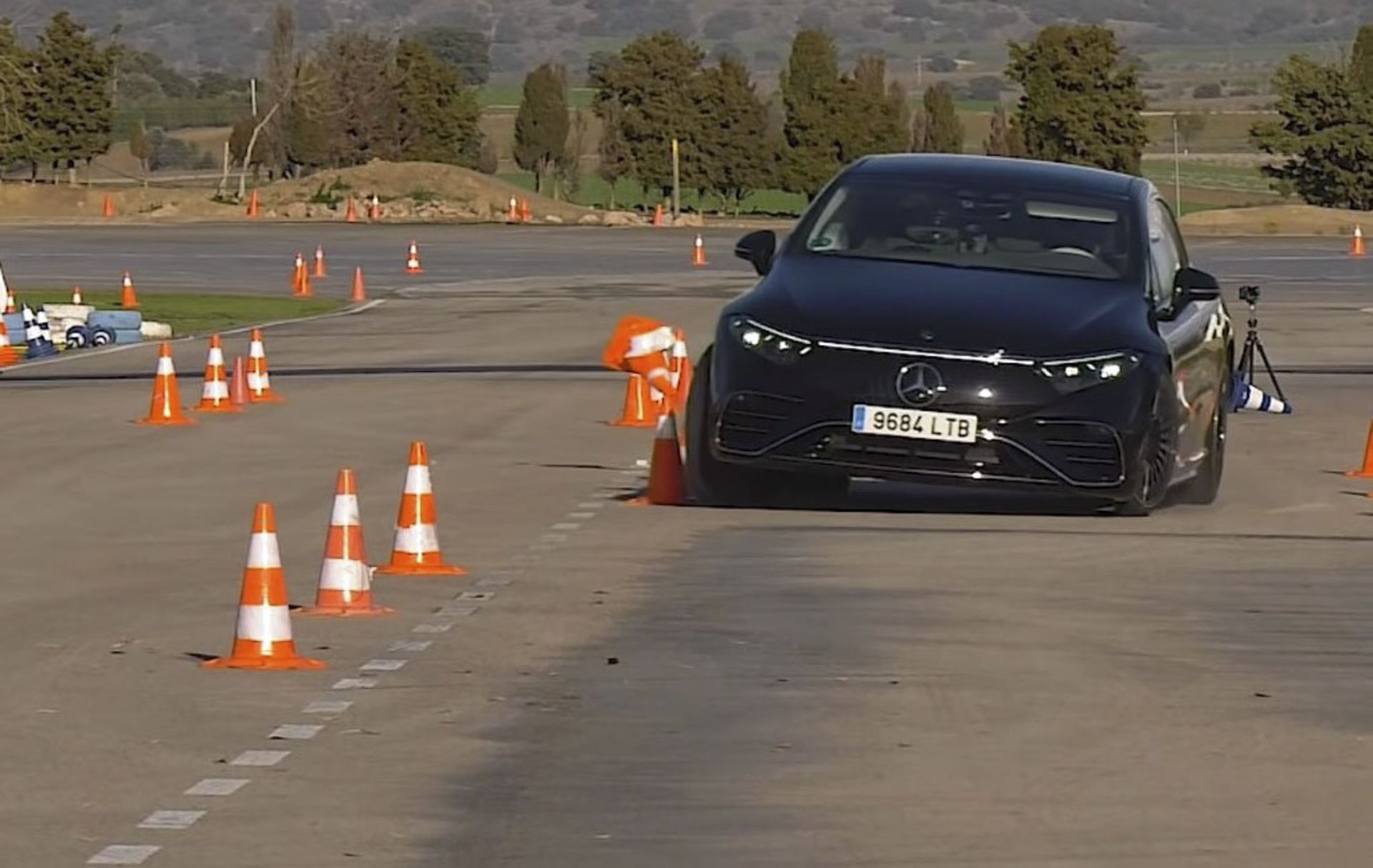 mercedes-benz-eqs-faces-moose-test