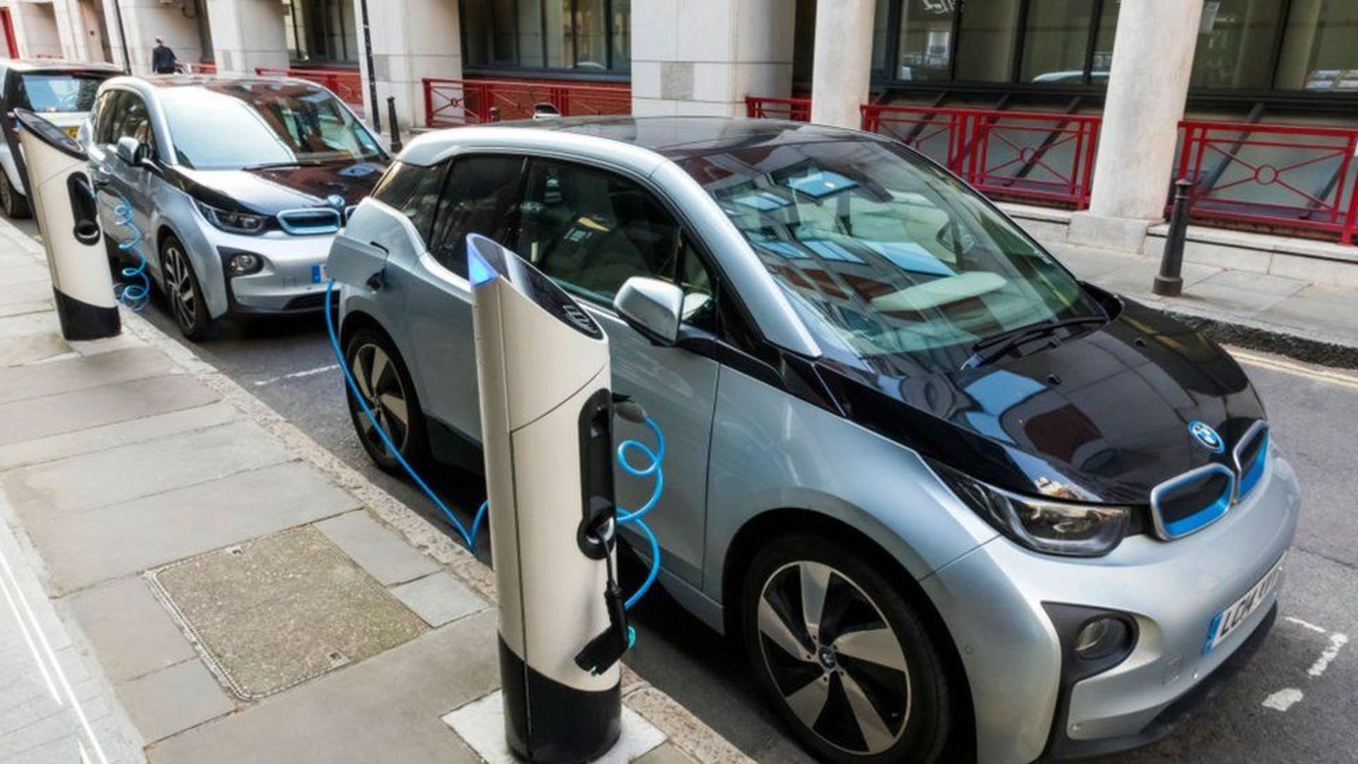 _118941908_electric-car1