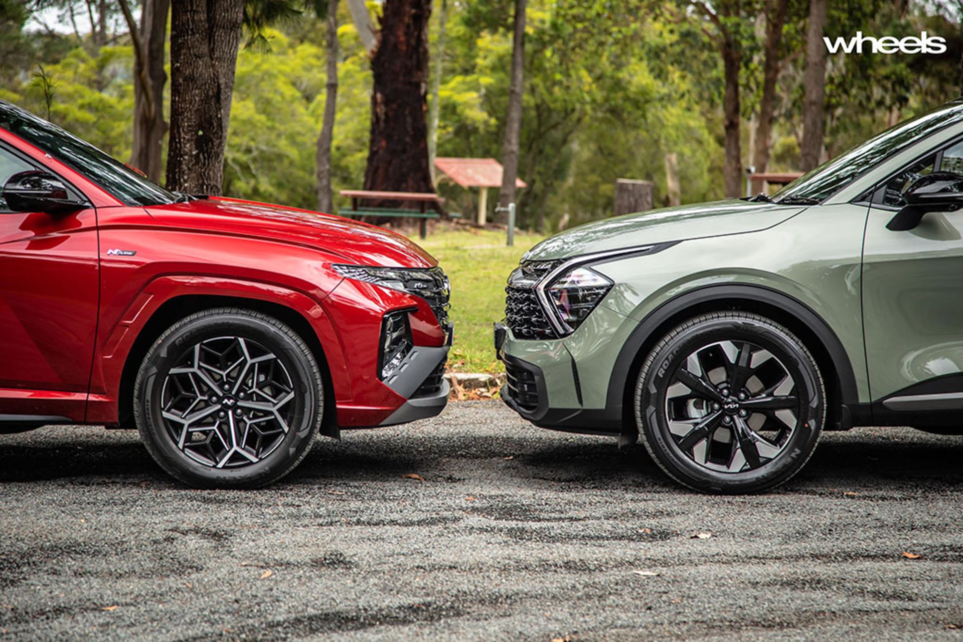 2022_Hyundai_Tucson_N-Line_1.6T_and_Kia_Sportage_GT-Line_1.6T_comparison_Australia_detail_front_fender_side_SRawlings-1024