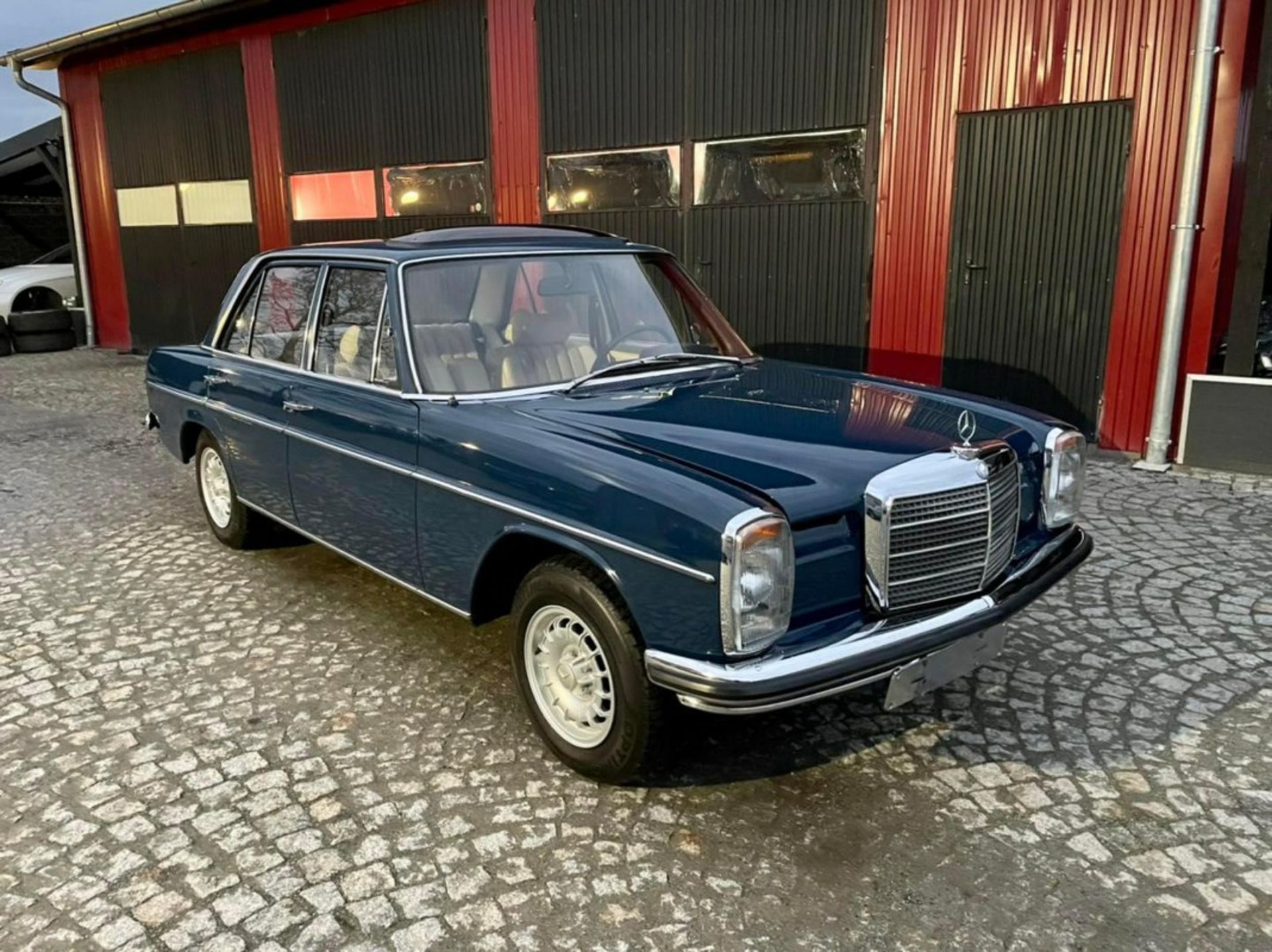 Mercedes-Benz-W114-Used-3