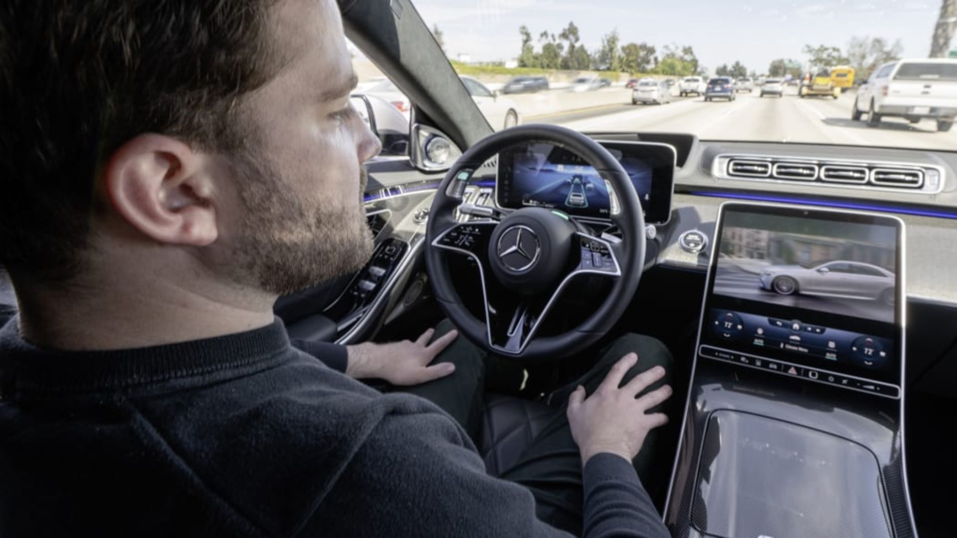 Mercedes-Drive-Pilot-in-action