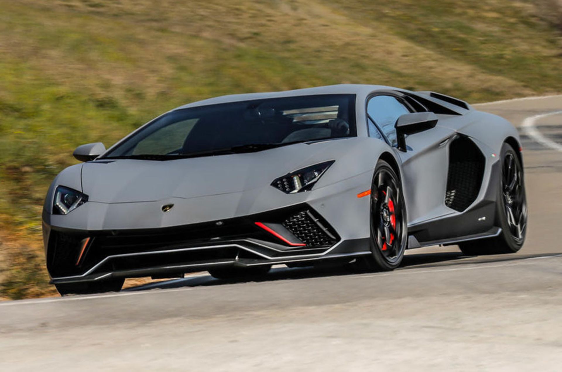 1-lamborghini-aventador-ultimae-2022-first-drive-lead-1024