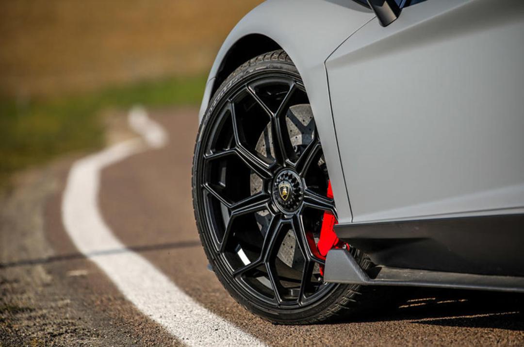 4-lamborghini-aventador-ultimae-2022-first-drive-alloy-wheels-1024