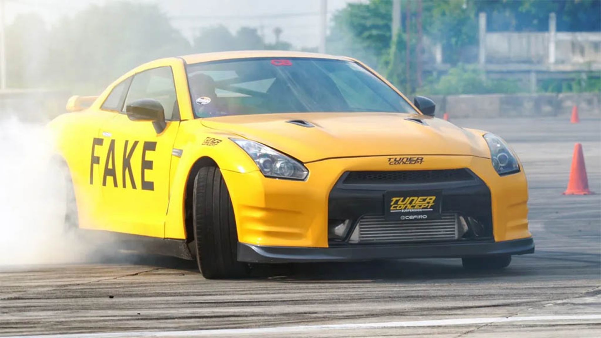 Nissan-GT-R fake