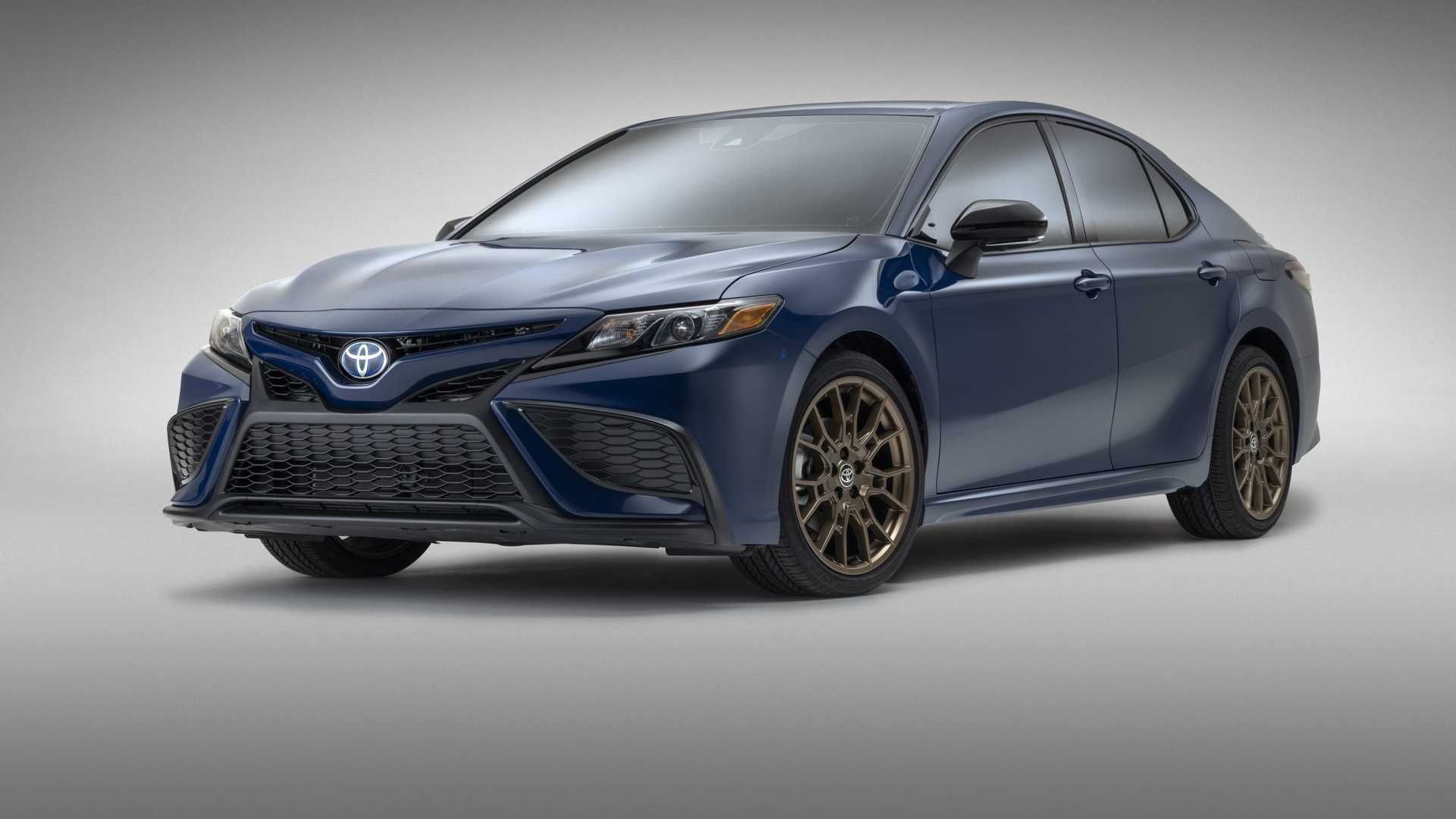 2023-toyota-camry-hybrid-nightshade-special-edition