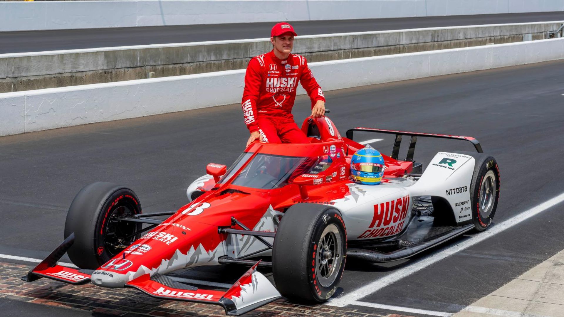 2J99PWM Indianapolis, Indiana, USA. 21st May, 2022. MARCUS ERICSSON (8) of Kumla, Sweden poses with their team and car after qualifying for the Indianapolis 500 at Indianapolis Motor Speedway in Indianapolis, Indiana, USA. (Credit Image: © Walter G. Arce Sr./ZUMA Press Wire)