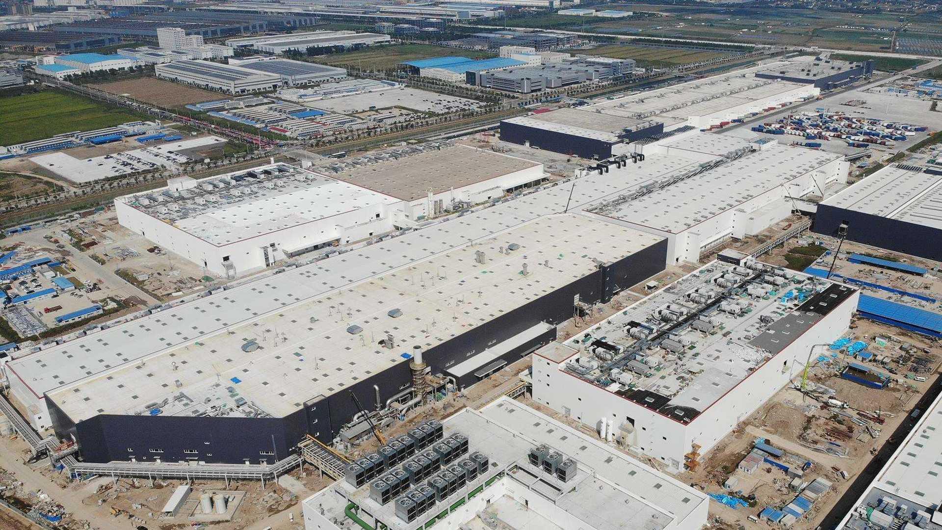 tesla-giga-shanghai-tesla-gigafactory-3-model-y-factory-foreground-model-3-factory-background