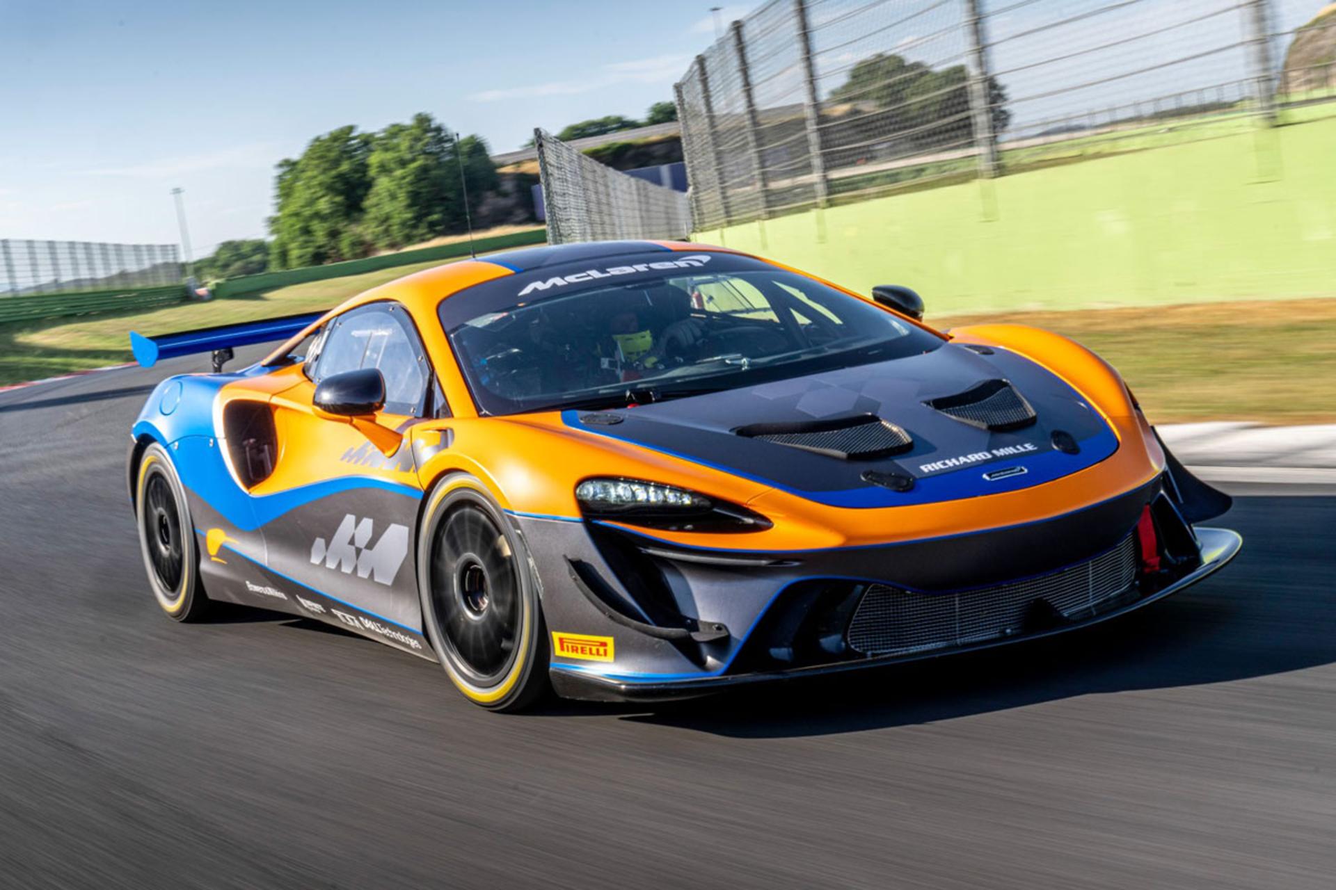 Mcaren-Artura-GT4-1