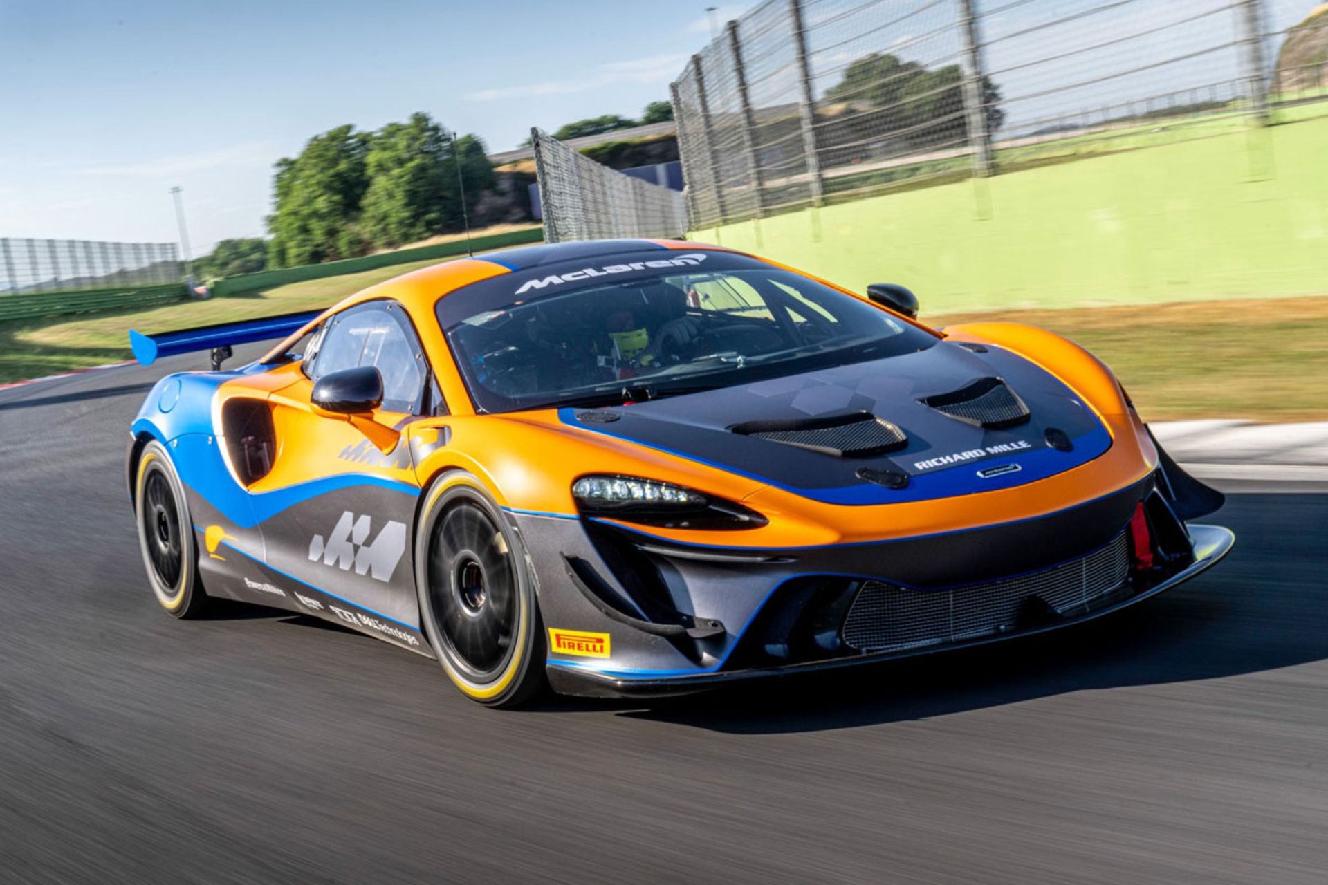 Mcaren-Artura-GT4-1