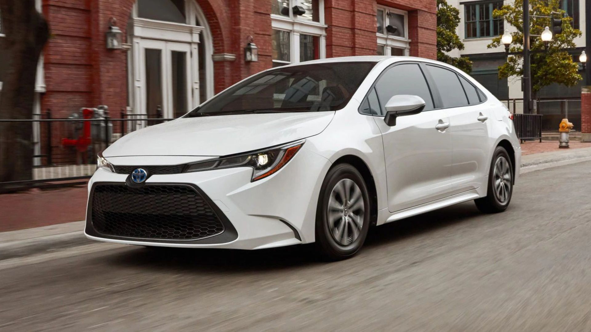 2022-Toyota-Corolla-Hybrid-02
