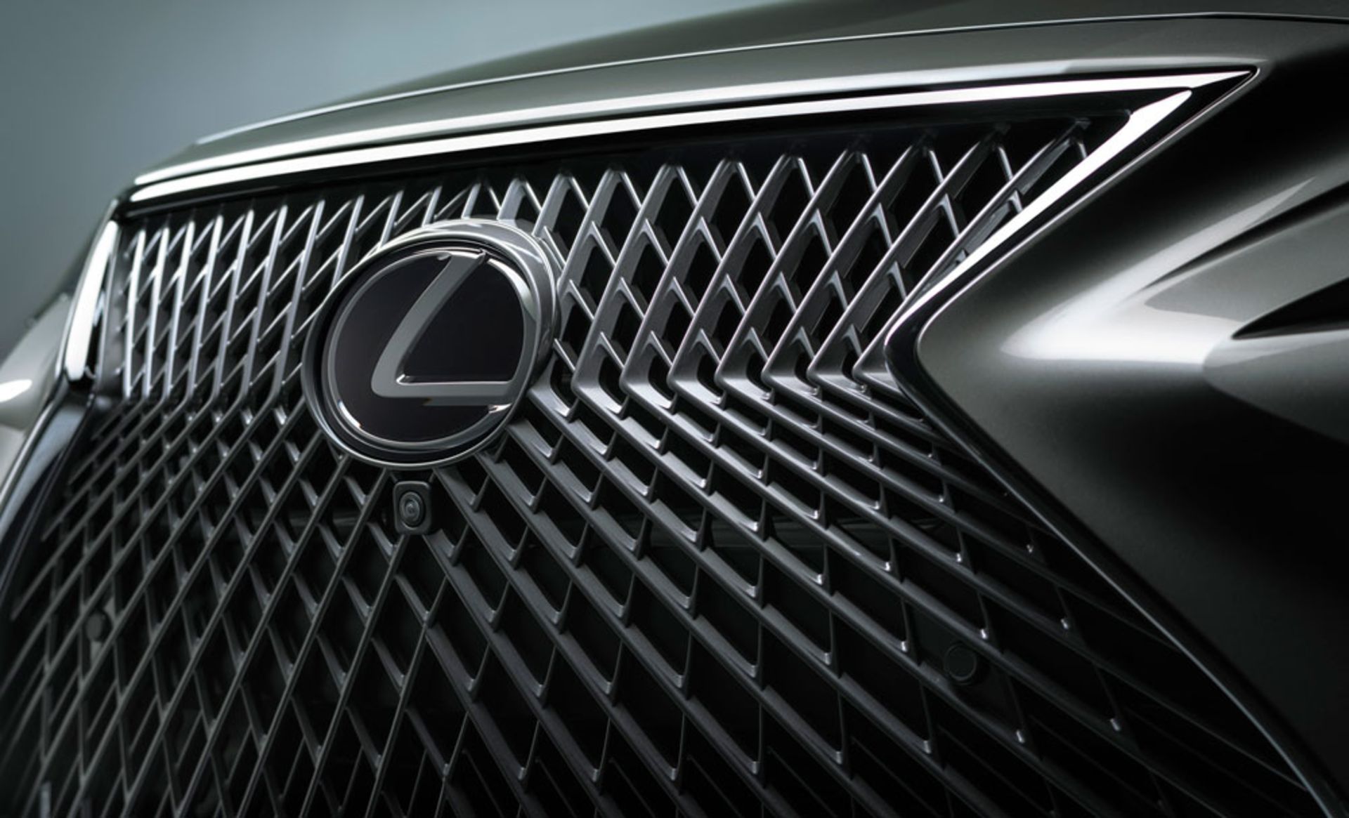 18-03-23-lexus-ls-spindle-grille